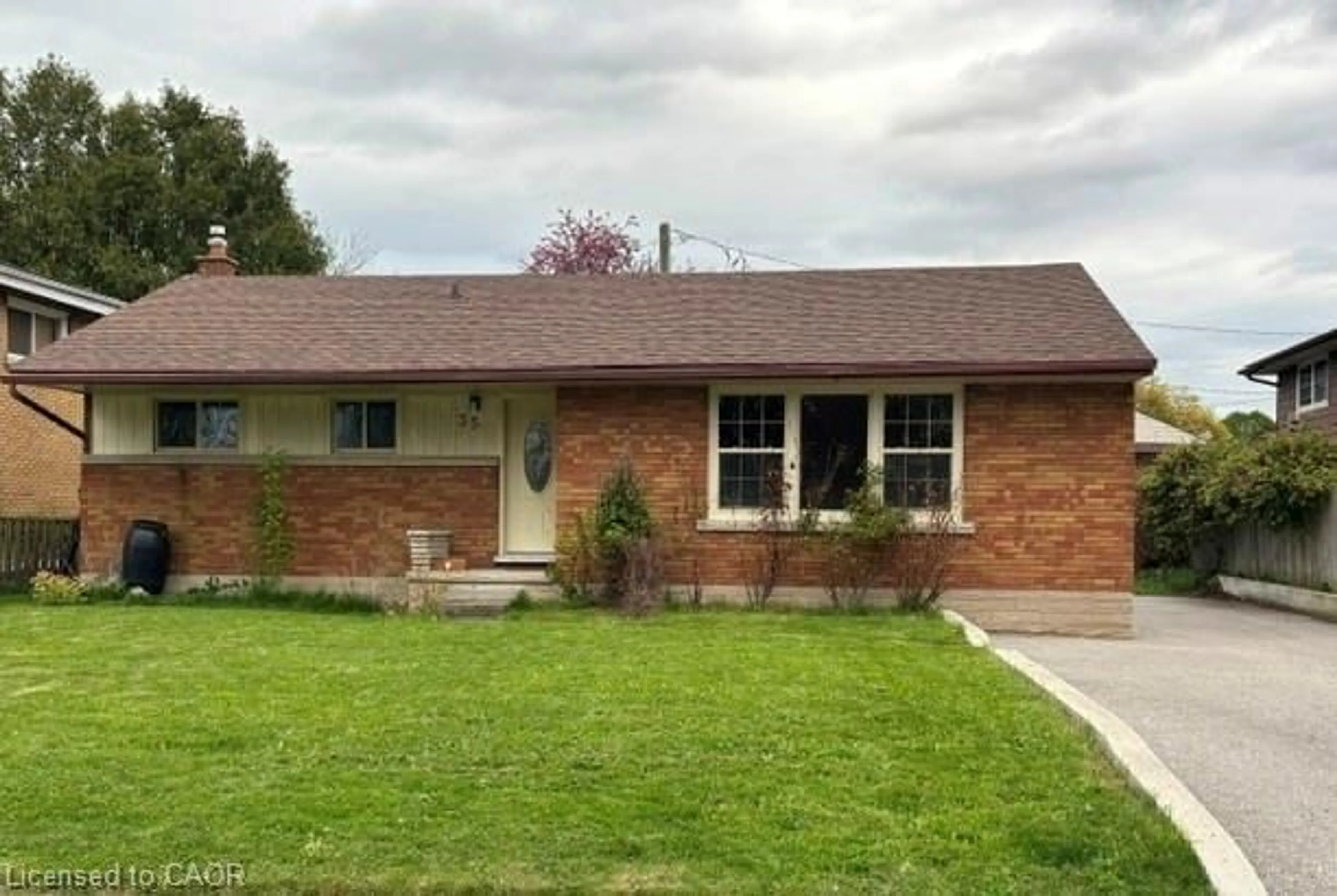 Home with brick exterior material, street for 35 Highman Ave, Cambridge Ontario N1R 3L8