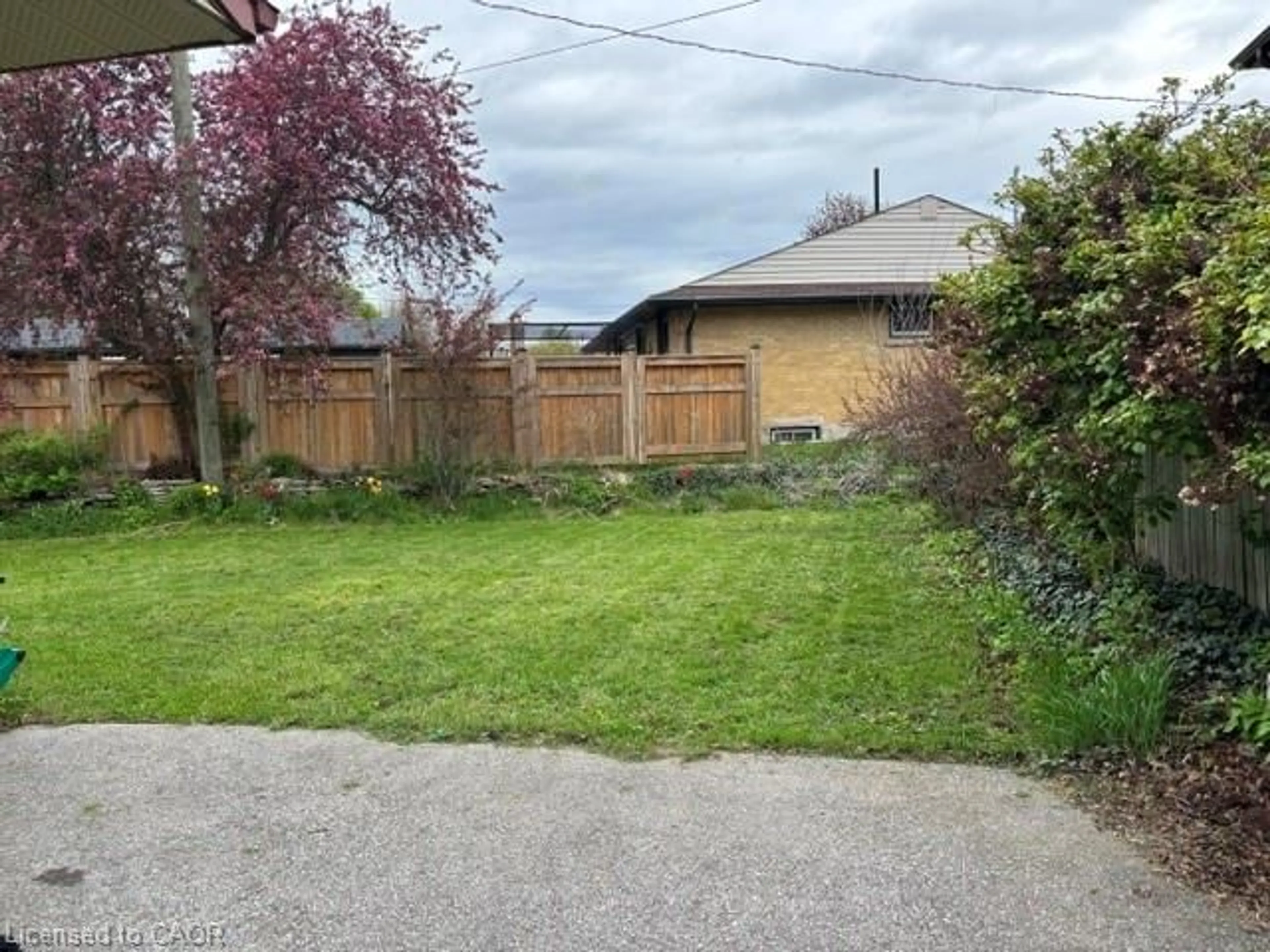 A pic from outside/outdoor area/front of a property/back of a property/a pic from drone, street for 35 Highman Ave, Cambridge Ontario N1R 3L8