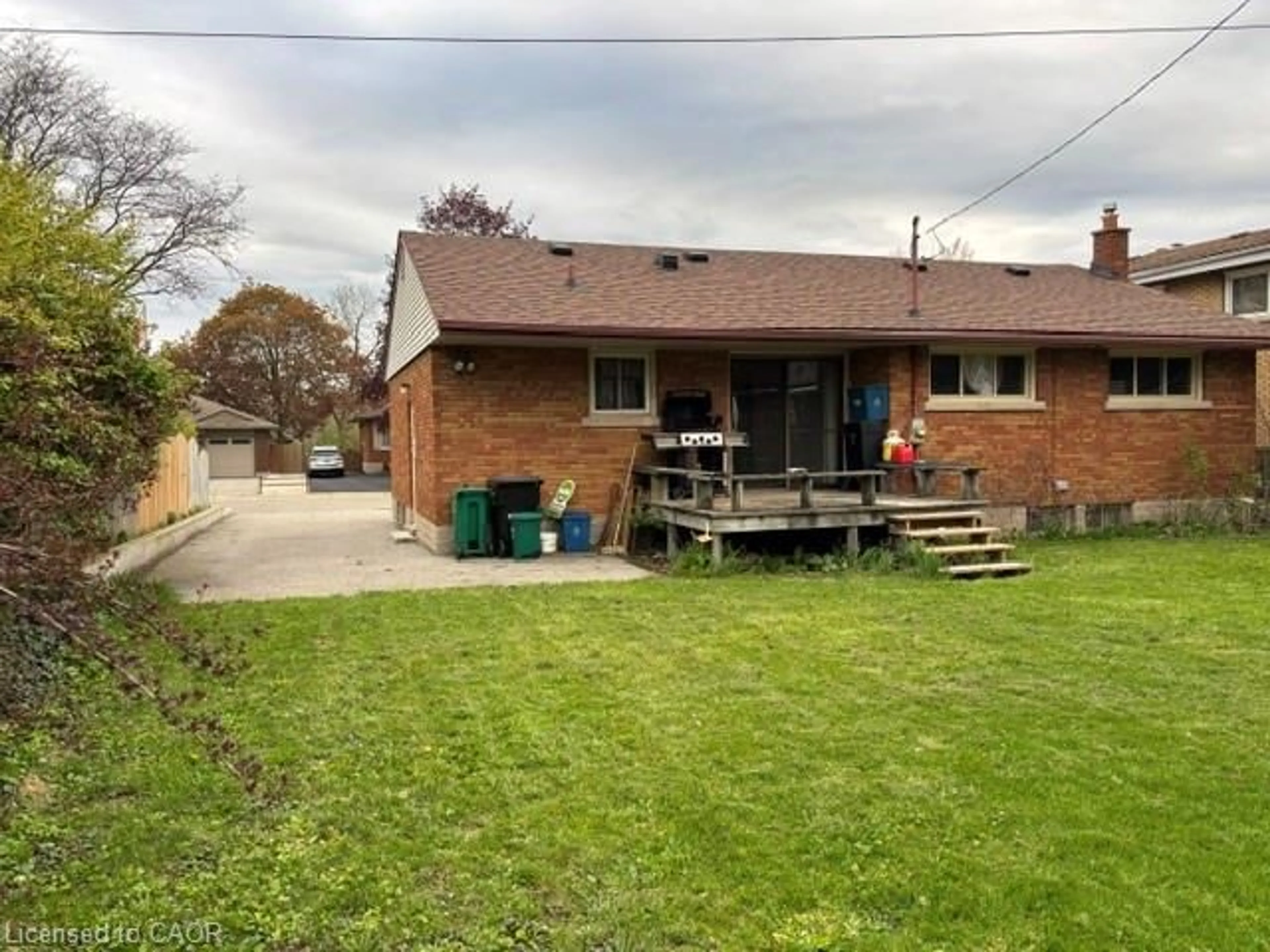 A pic from outside/outdoor area/front of a property/back of a property/a pic from drone, street for 35 Highman Ave, Cambridge Ontario N1R 3L8