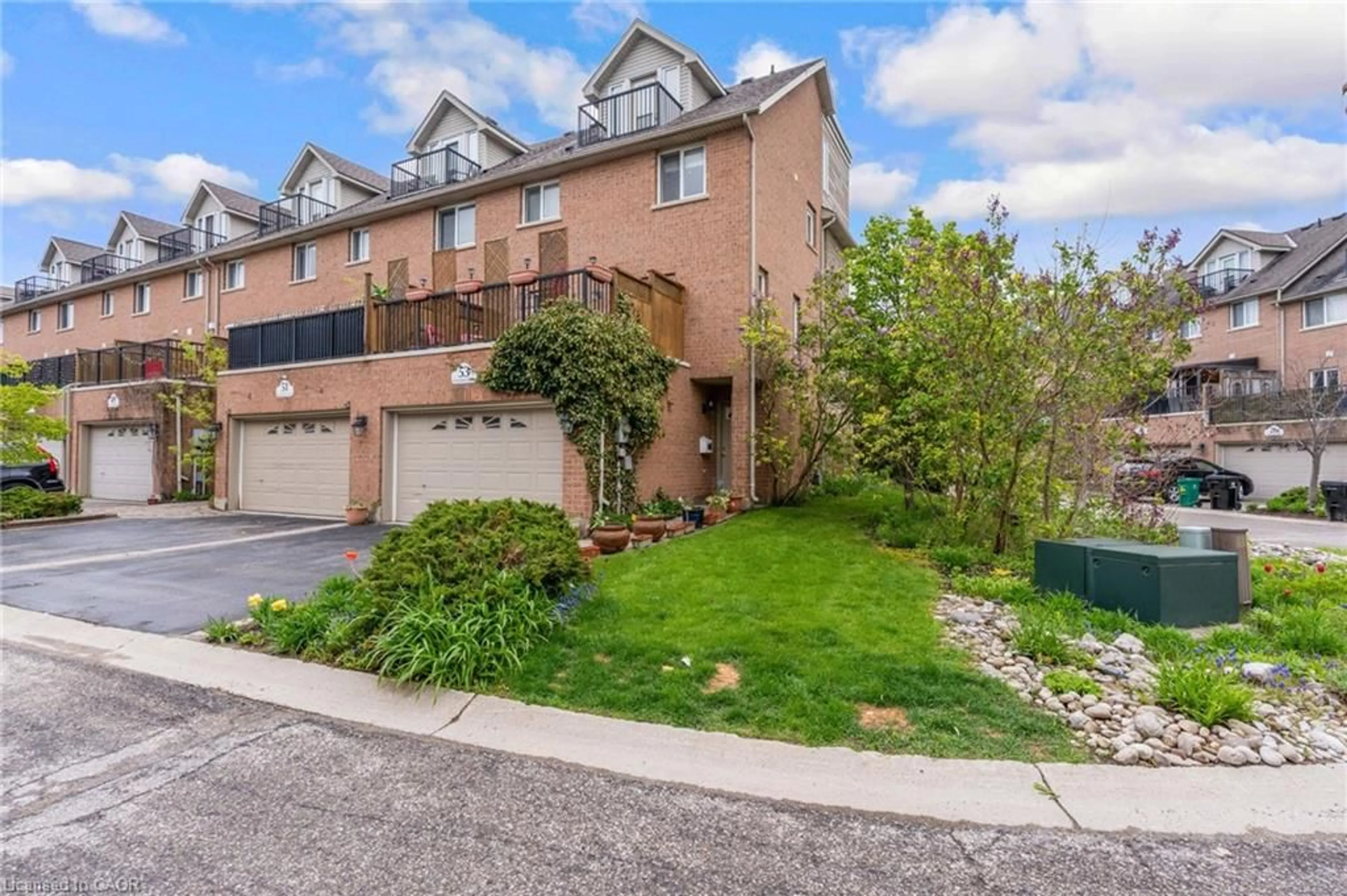 A pic from outside/outdoor area/front of a property/back of a property/a pic from drone, street for 53 Grosvenor Lane, Cambridge Ontario N1R 8N2