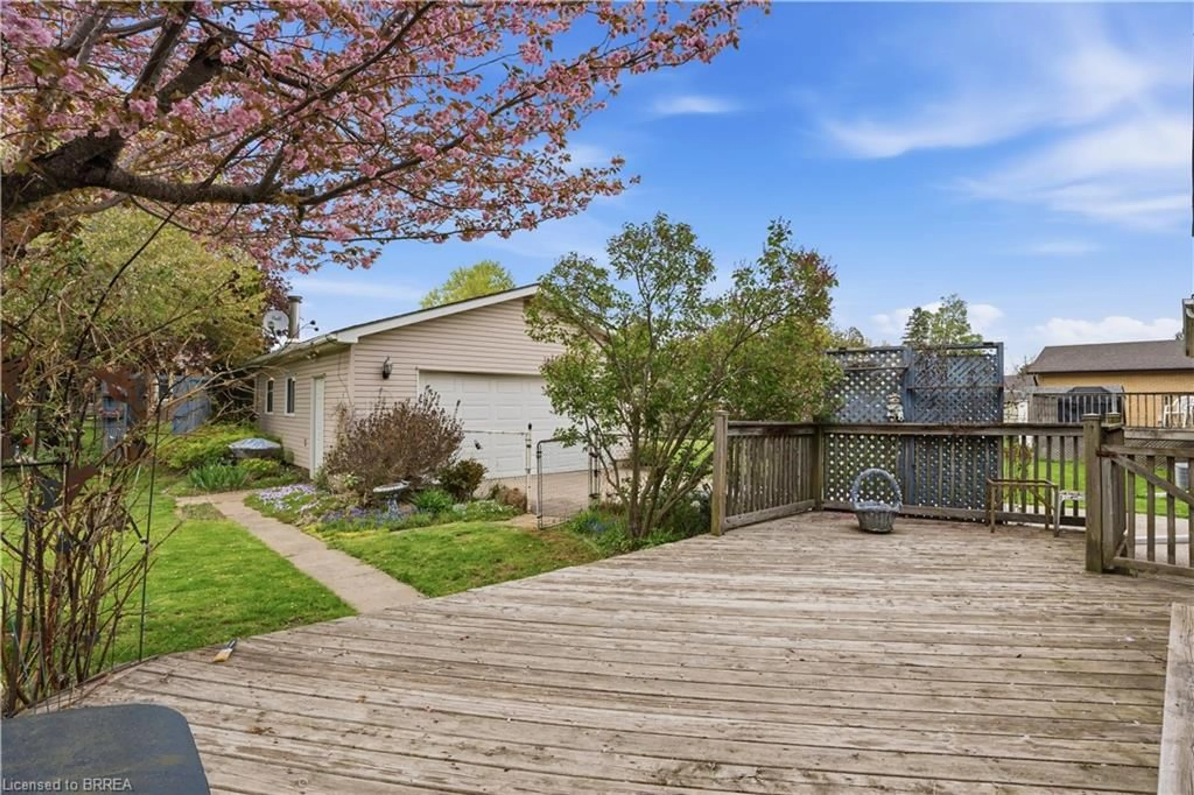 A pic from outside/outdoor area/front of a property/back of a property/a pic from drone, street for 17 Kathleen St, Paris Ontario N3L 1V7