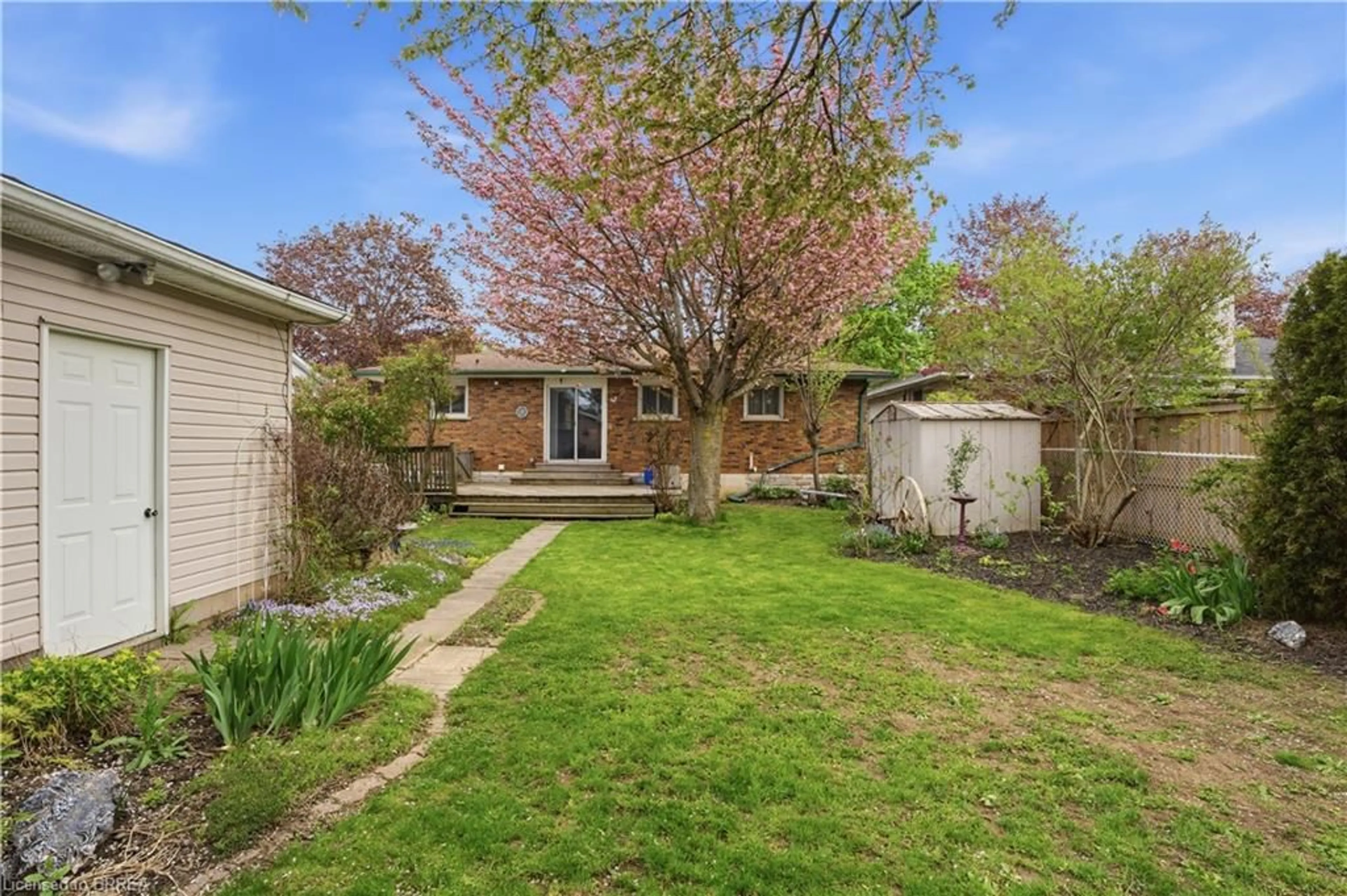 A pic from outside/outdoor area/front of a property/back of a property/a pic from drone, street for 17 Kathleen St, Paris Ontario N3L 1V7