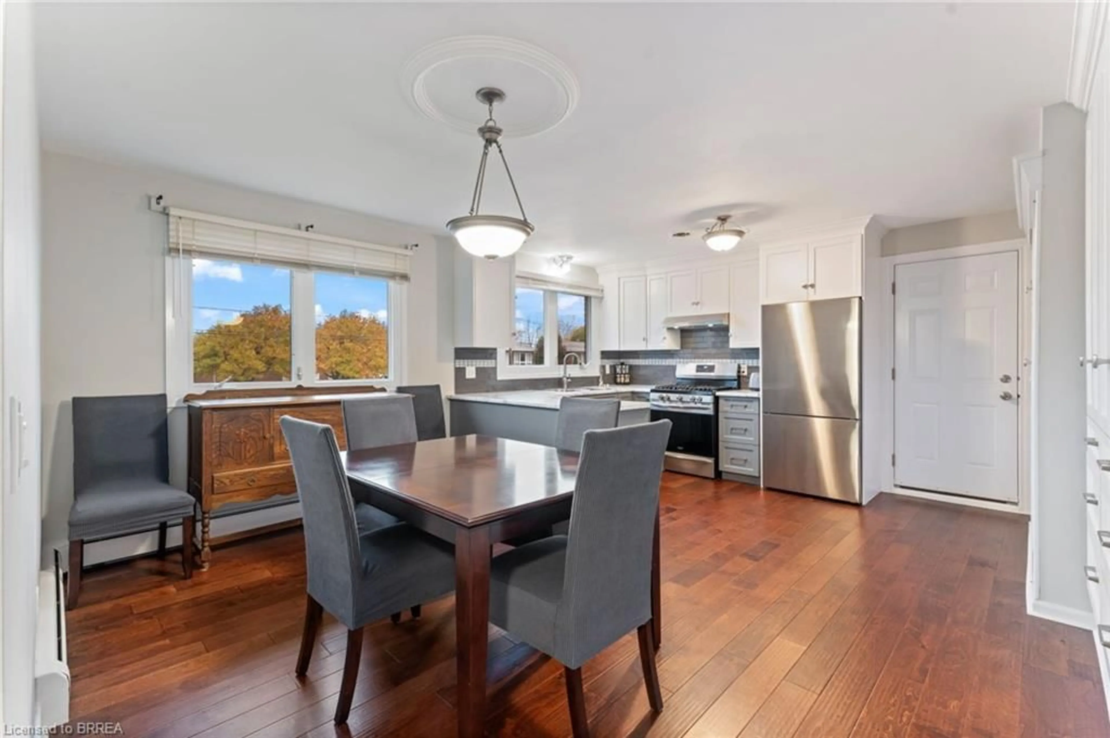 Open concept kitchen, wood/laminate floor for 21 Janet St, Port Colborne Ontario L3K 2E6