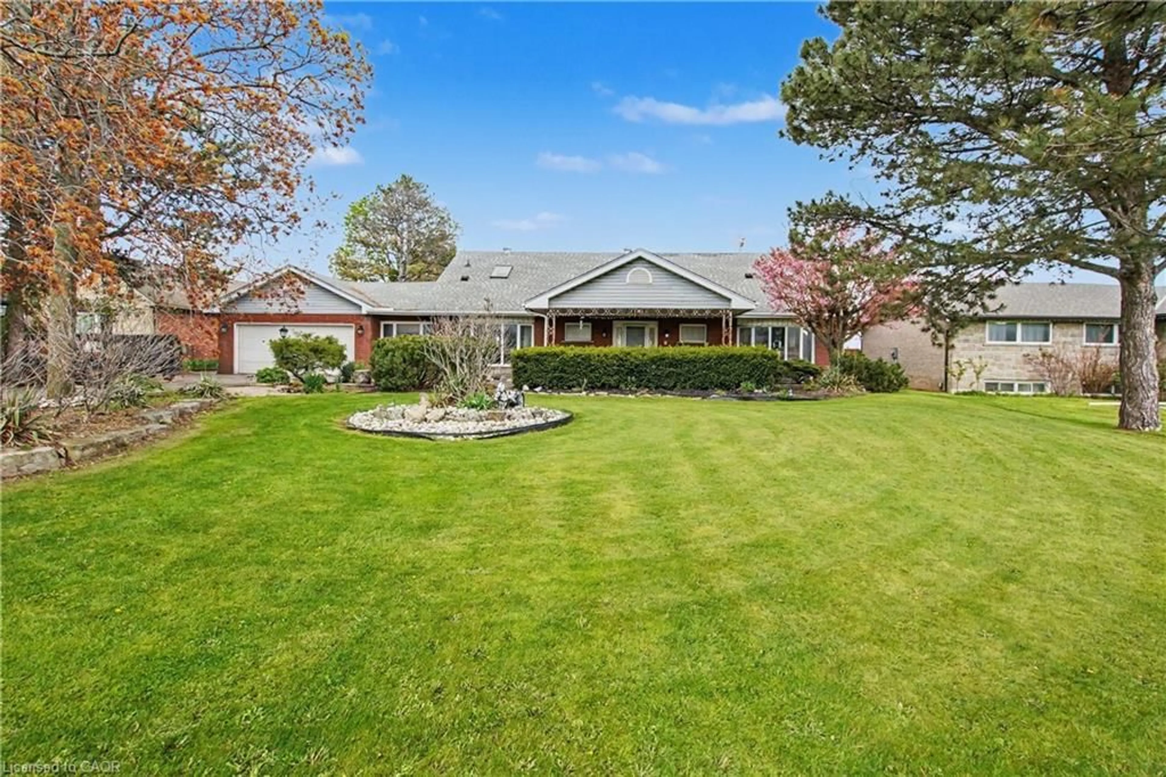 A pic from outside/outdoor area/front of a property/back of a property/a pic from drone, unknown for 1061 North Service Rd, Stoney Creek Ontario L8E 5C8