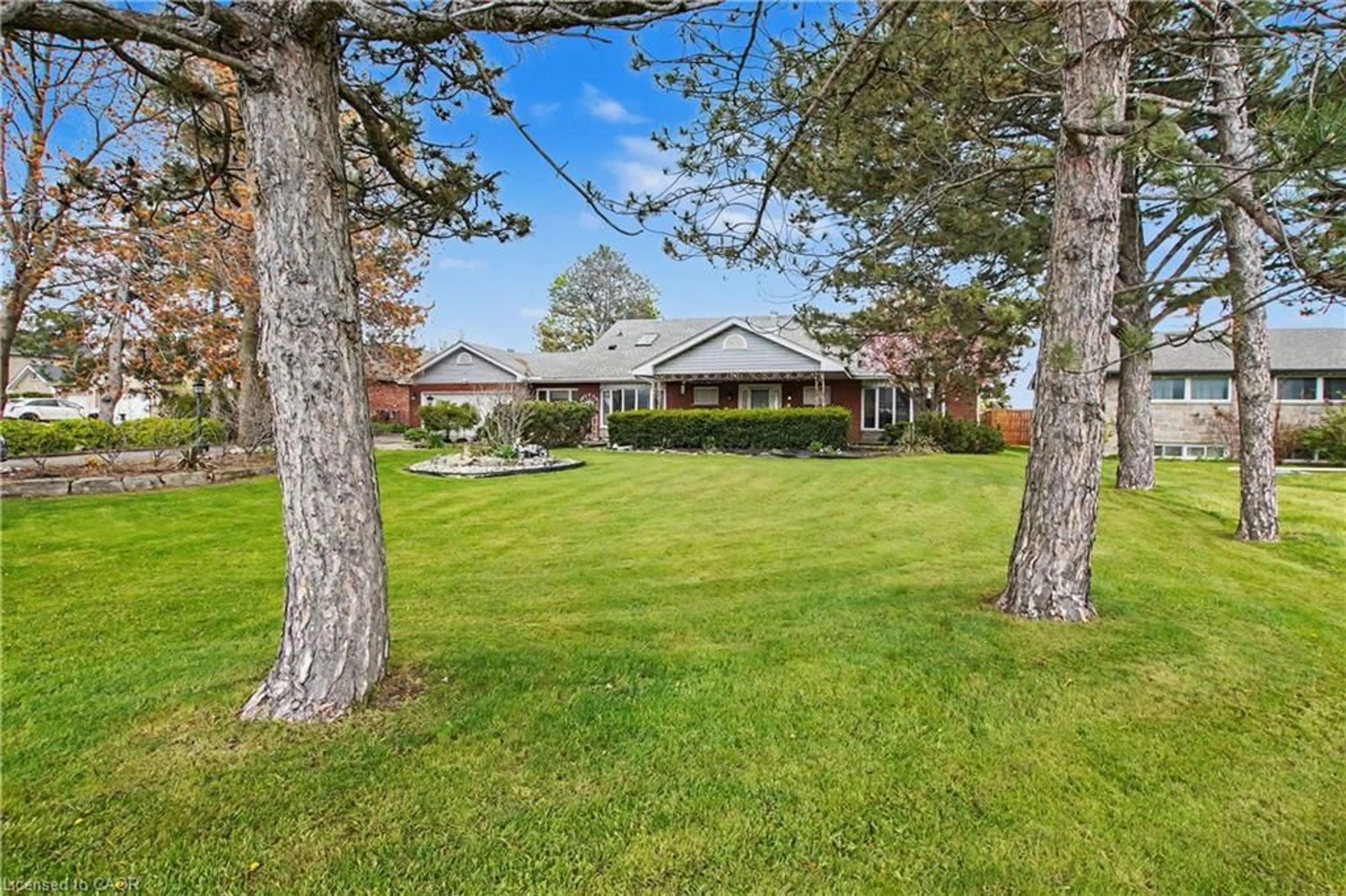 A pic from outside/outdoor area/front of a property/back of a property/a pic from drone, unknown for 1061 North Service Rd, Stoney Creek Ontario L8E 5C8