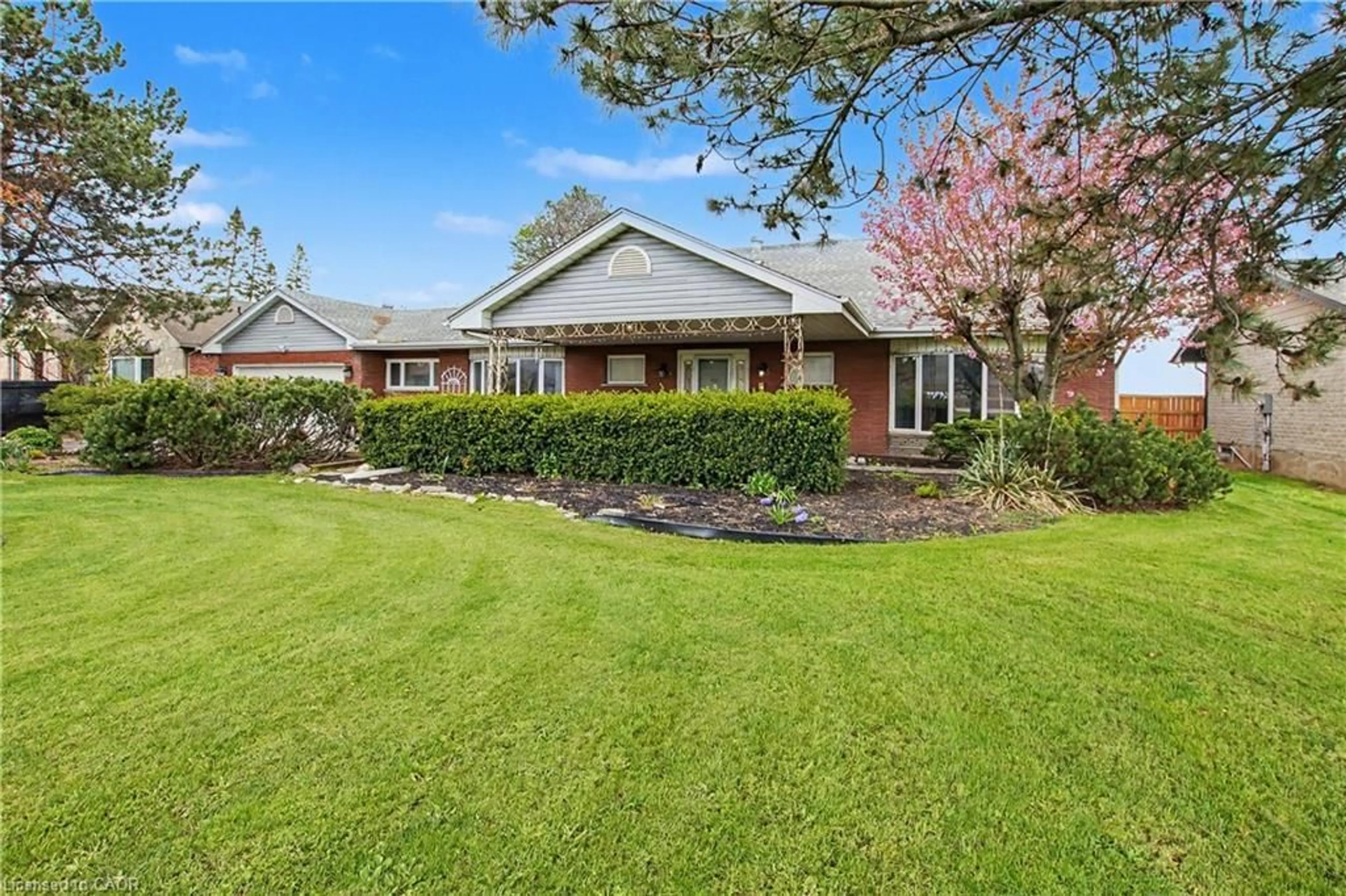 A pic from outside/outdoor area/front of a property/back of a property/a pic from drone, unknown for 1061 North Service Rd, Stoney Creek Ontario L8E 5C8