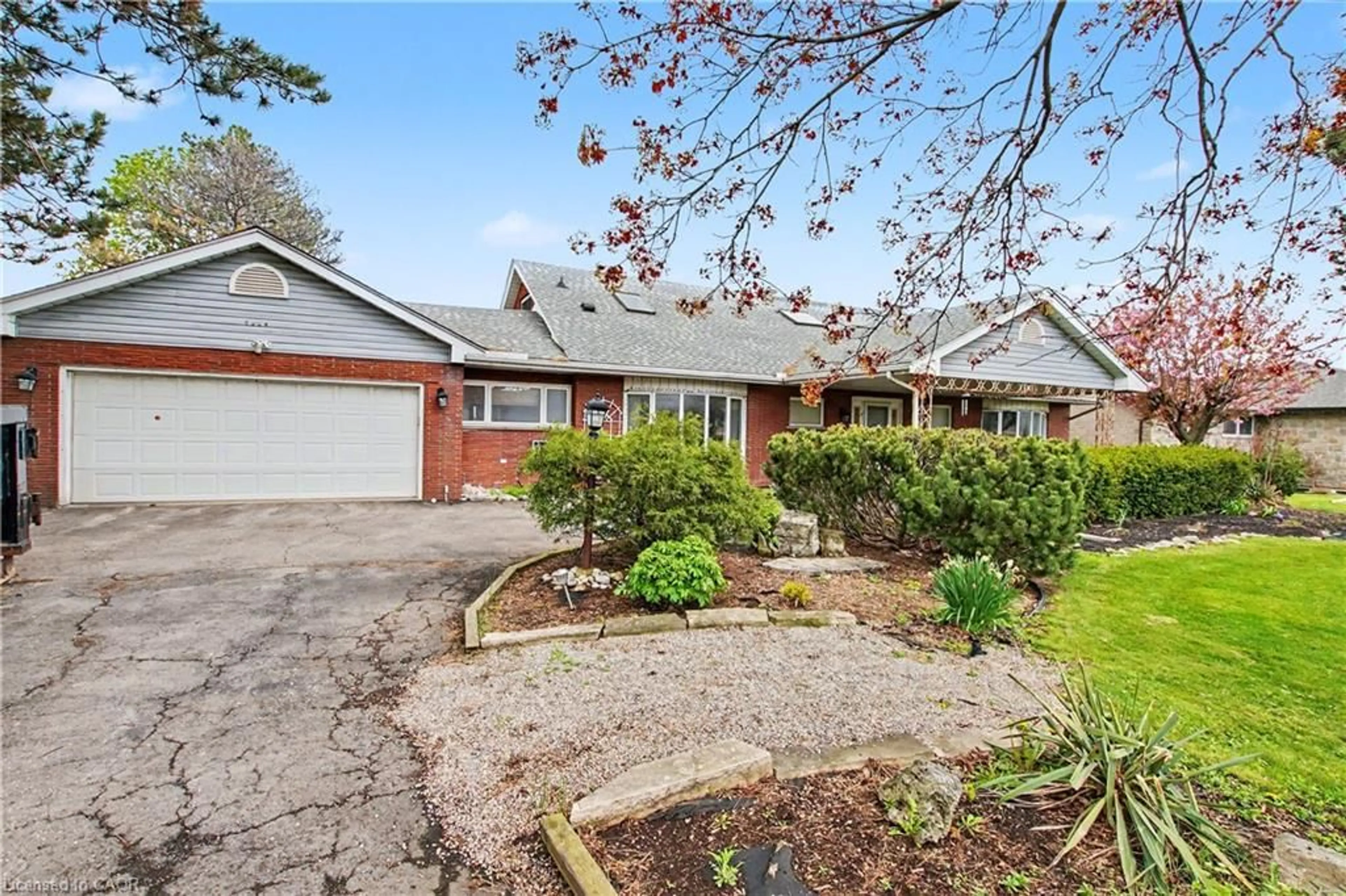 A pic from outside/outdoor area/front of a property/back of a property/a pic from drone, street for 1061 North Service Rd, Stoney Creek Ontario L8E 5C8