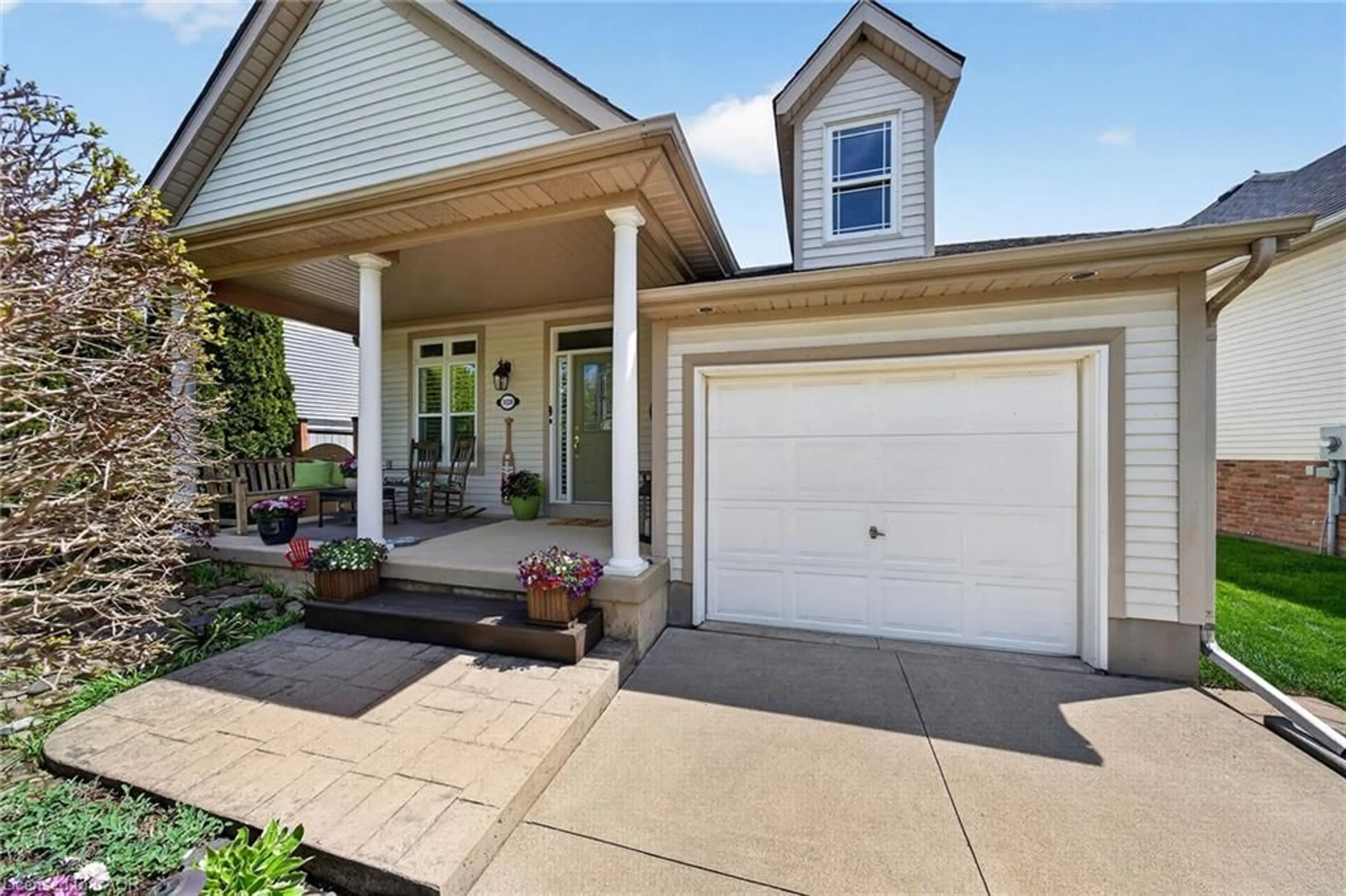 Home with vinyl exterior material, street for 3328 Dustan St, Vineland Ontario L0R 2E0