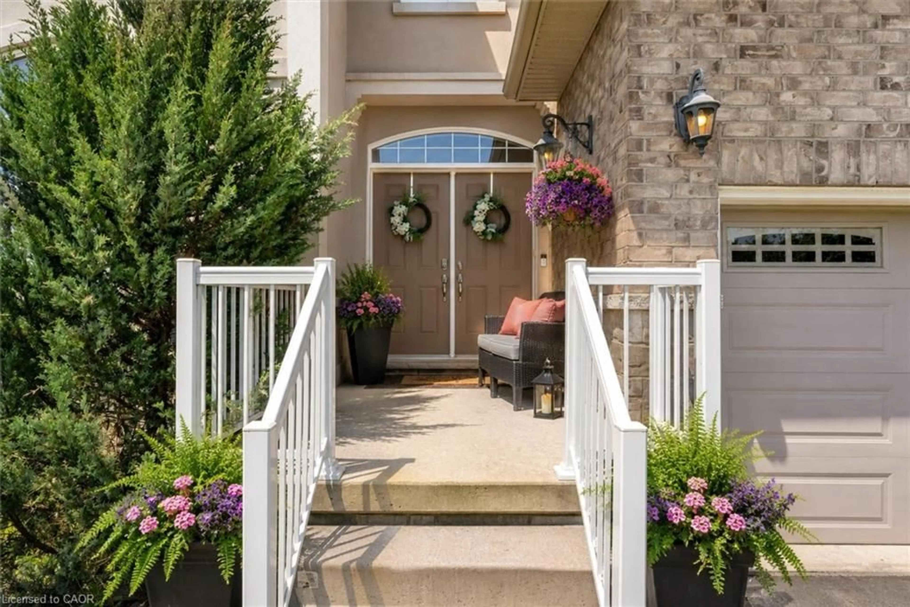 Indoor entryway for 16 Westridge Dr, Hamilton Ontario L9C 0C2