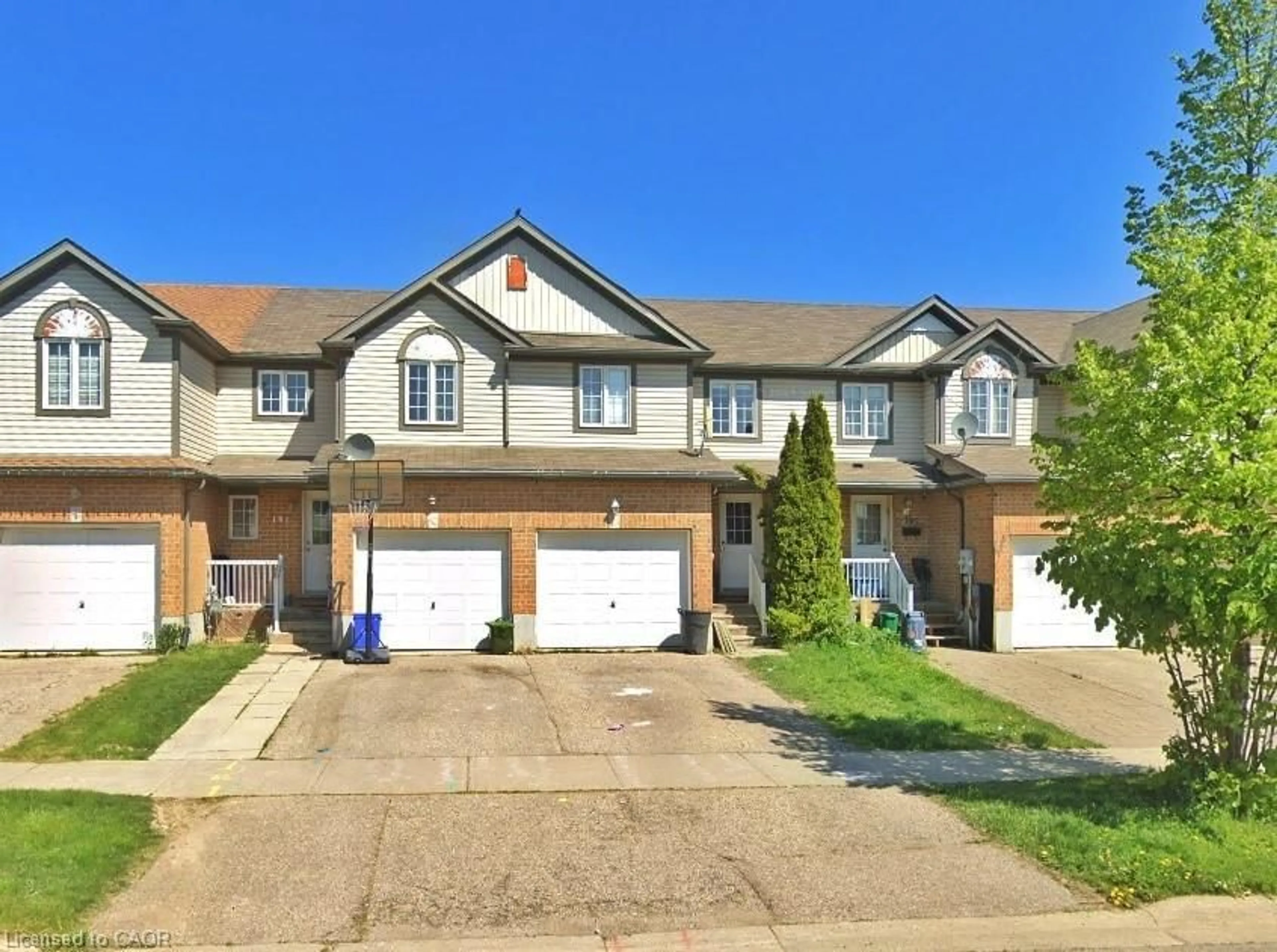 A pic from outside/outdoor area/front of a property/back of a property/a pic from drone, street for 193 Prosperity Dr, Kitchener Ontario N2E 4E5
