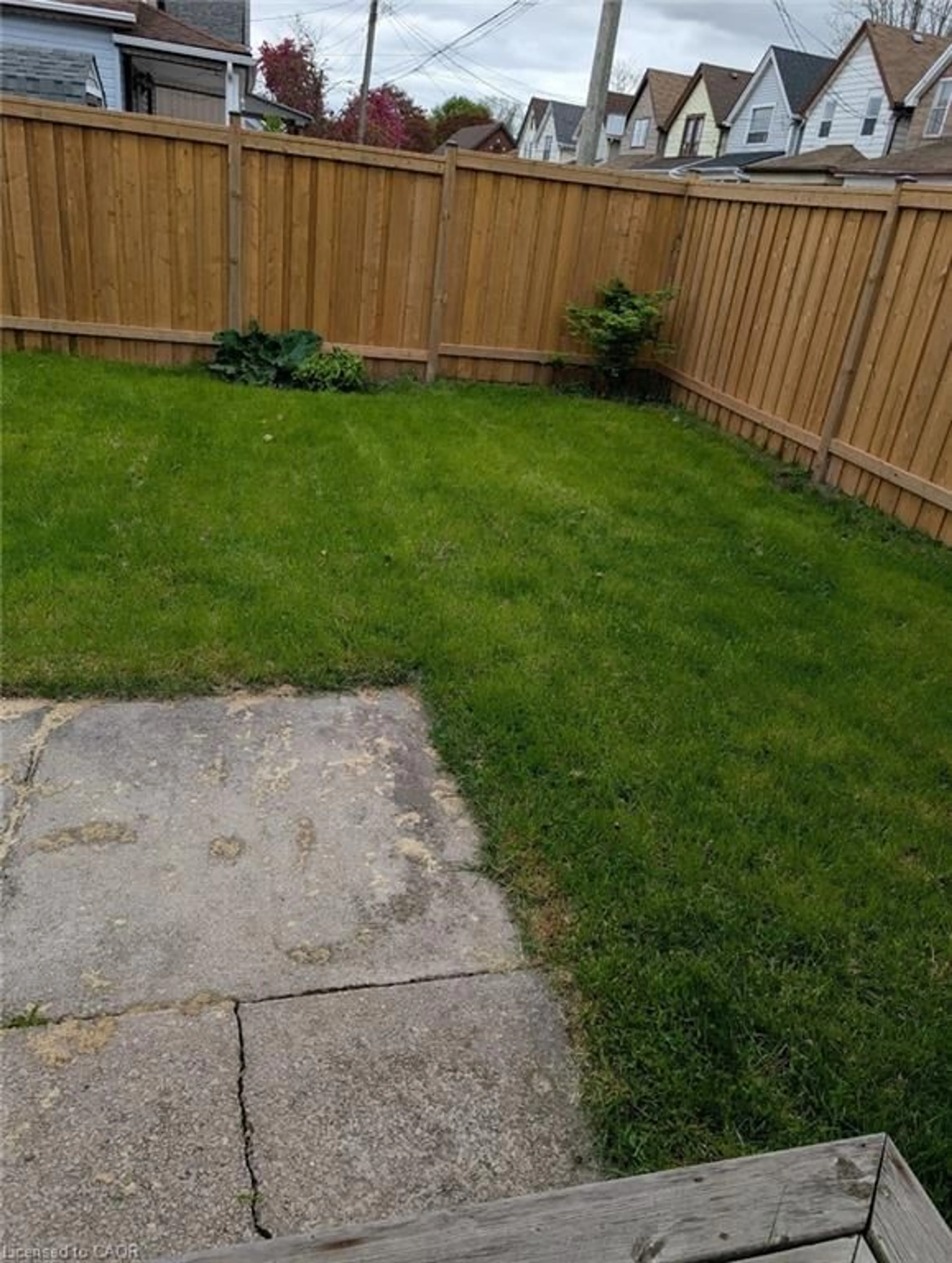 Patio, street for 174 London St, Hamilton Ontario L8H 4C2