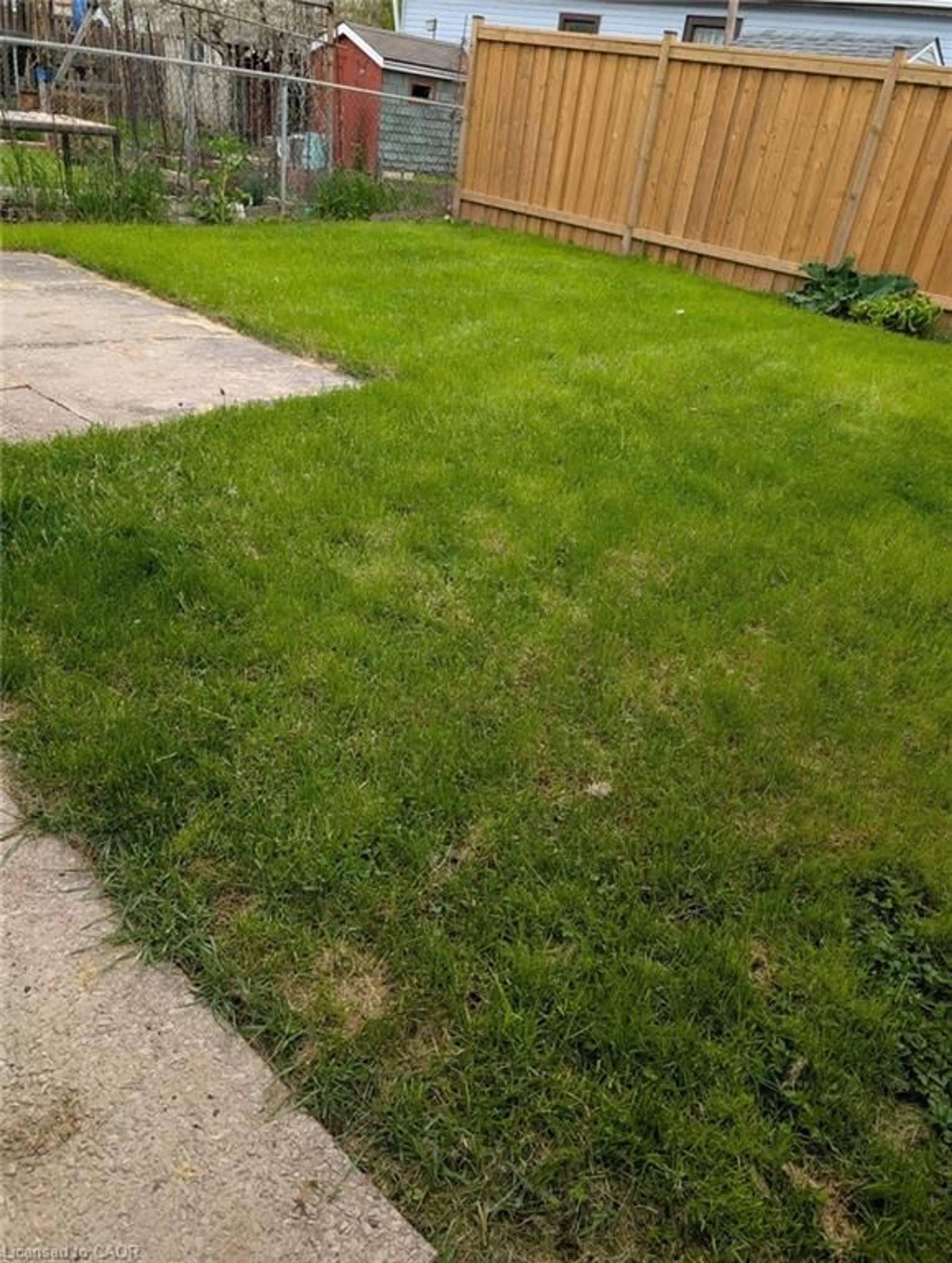 A pic from outside/outdoor area/front of a property/back of a property/a pic from drone, street for 174 London St, Hamilton Ontario L8H 4C2