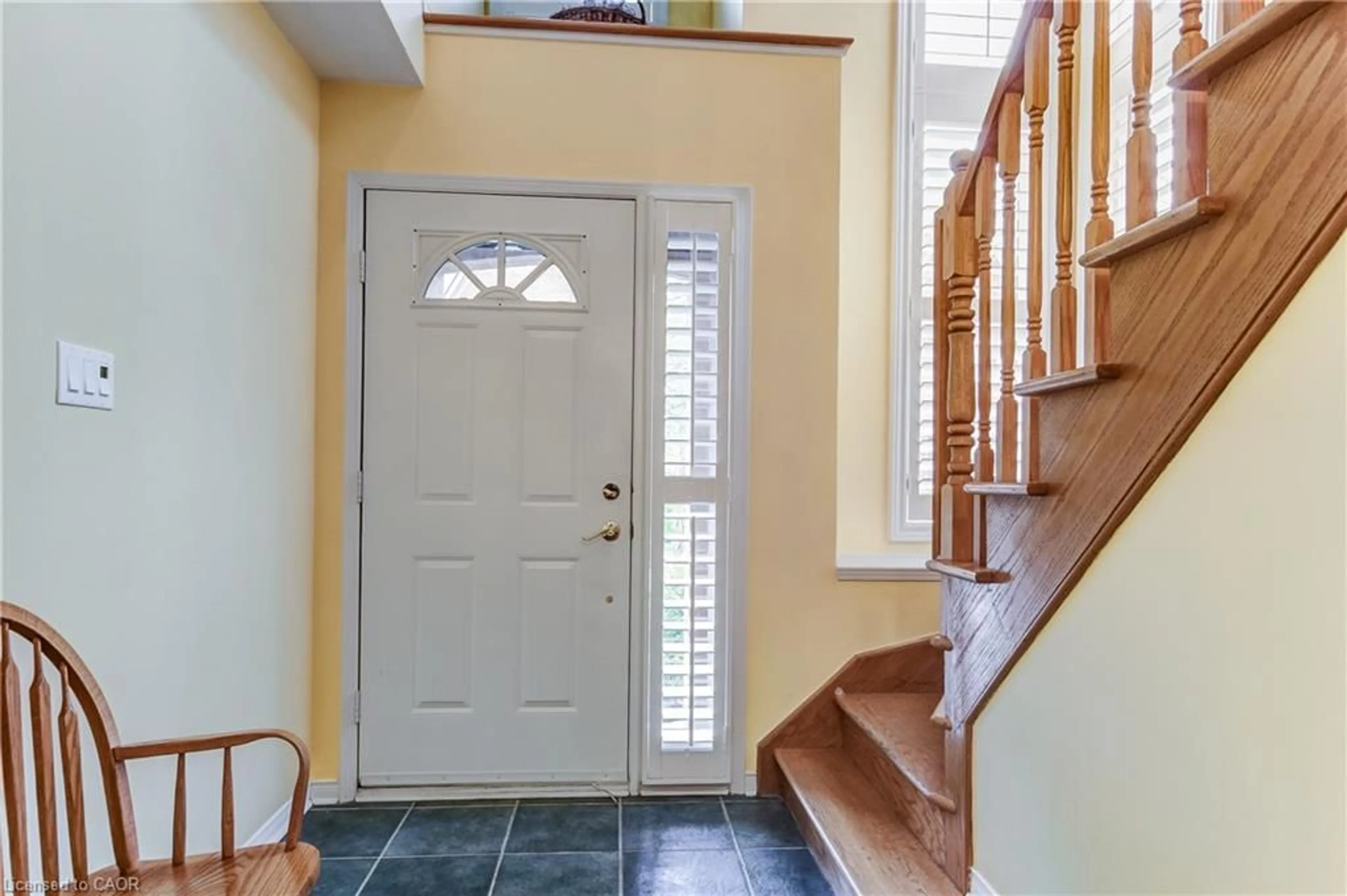 Indoor entryway for 1084 Queen St #8B, Mississauga Ontario L5H 4K4