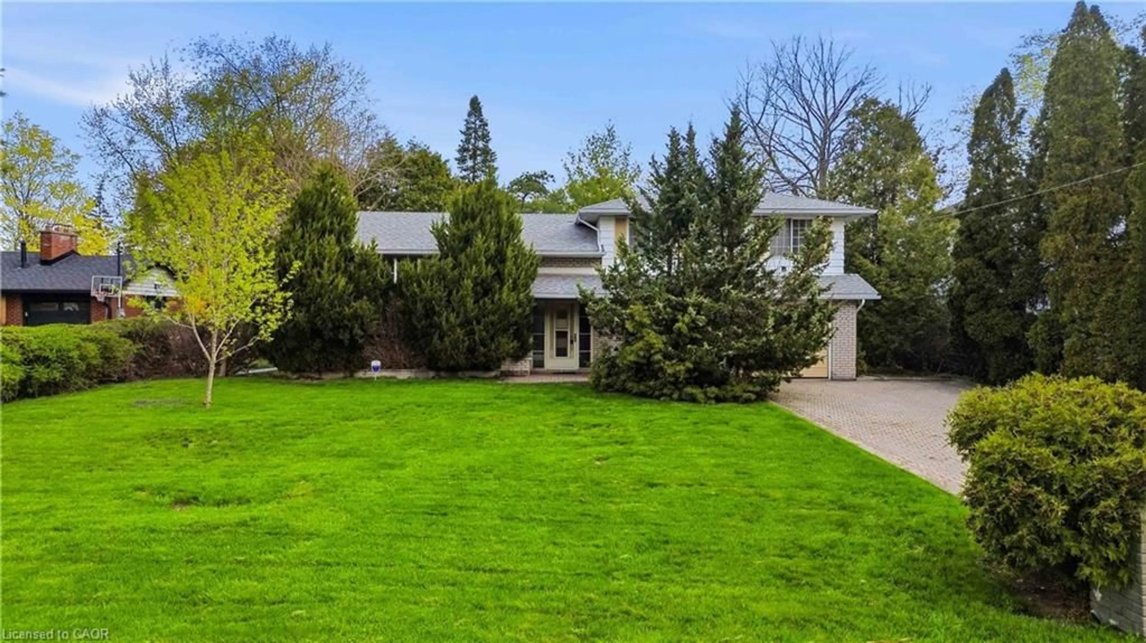 A pic from outside/outdoor area/front of a property/back of a property/a pic from drone, street for 1175 Willowbrook Dr, Oakville Ontario L6L 2J9