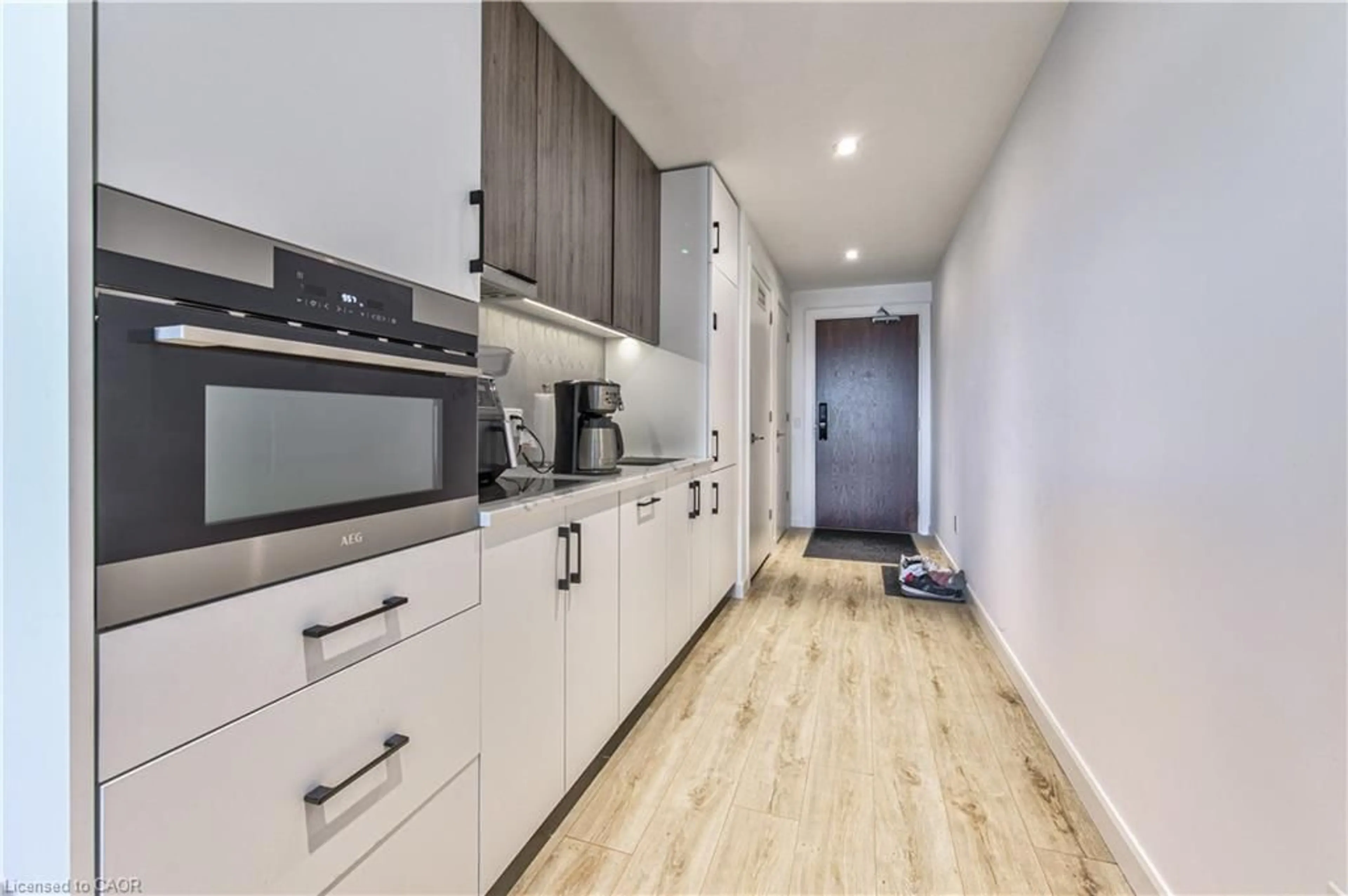 Standard kitchen, wood/laminate floor for 741 King St #1504, Kitchener Ontario N2G 1E5