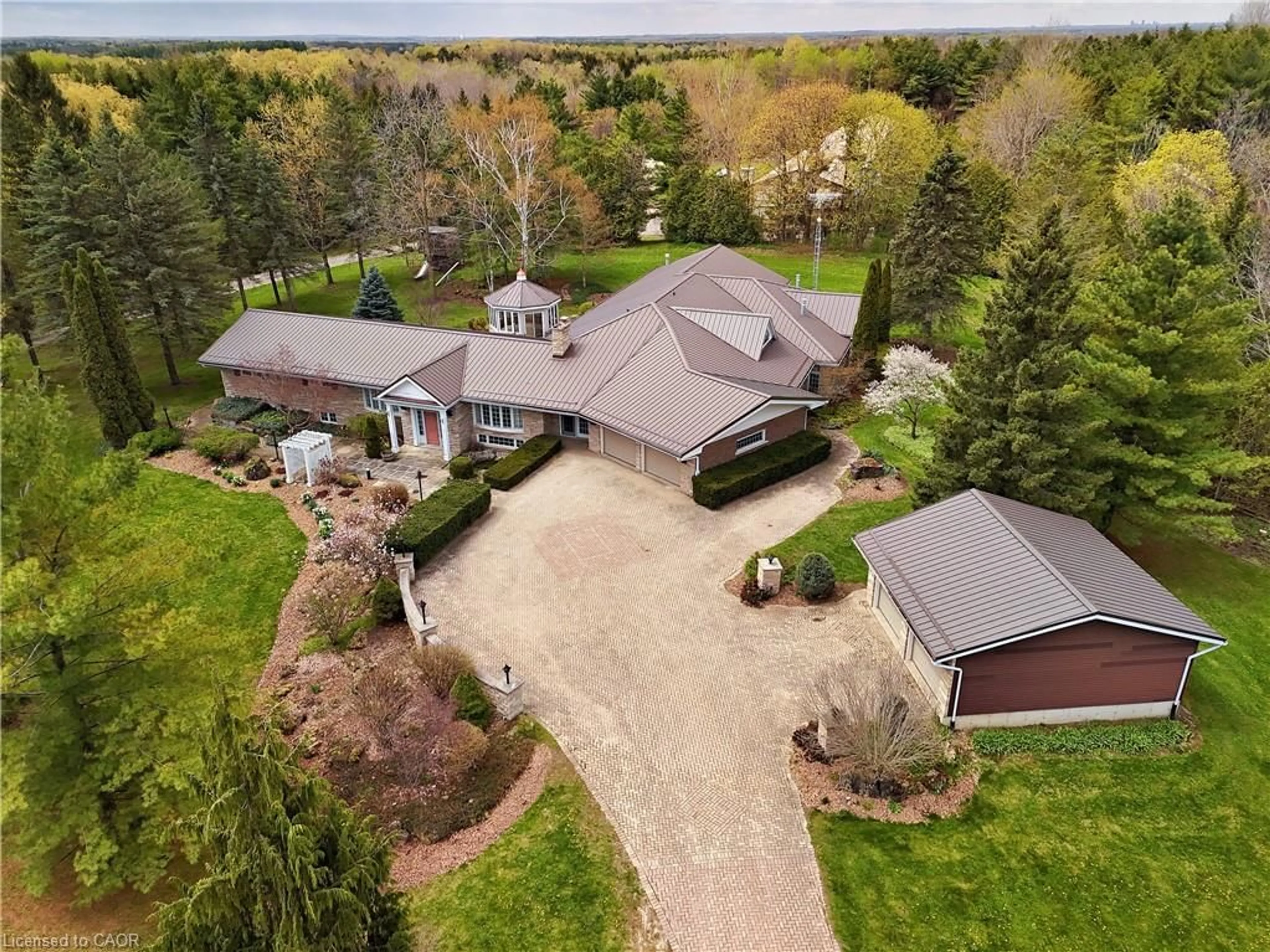 A pic from outside/outdoor area/front of a property/back of a property/a pic from drone, unknown for 4646 Sideroad 20 N, Puslinch Ontario N1H 6J3