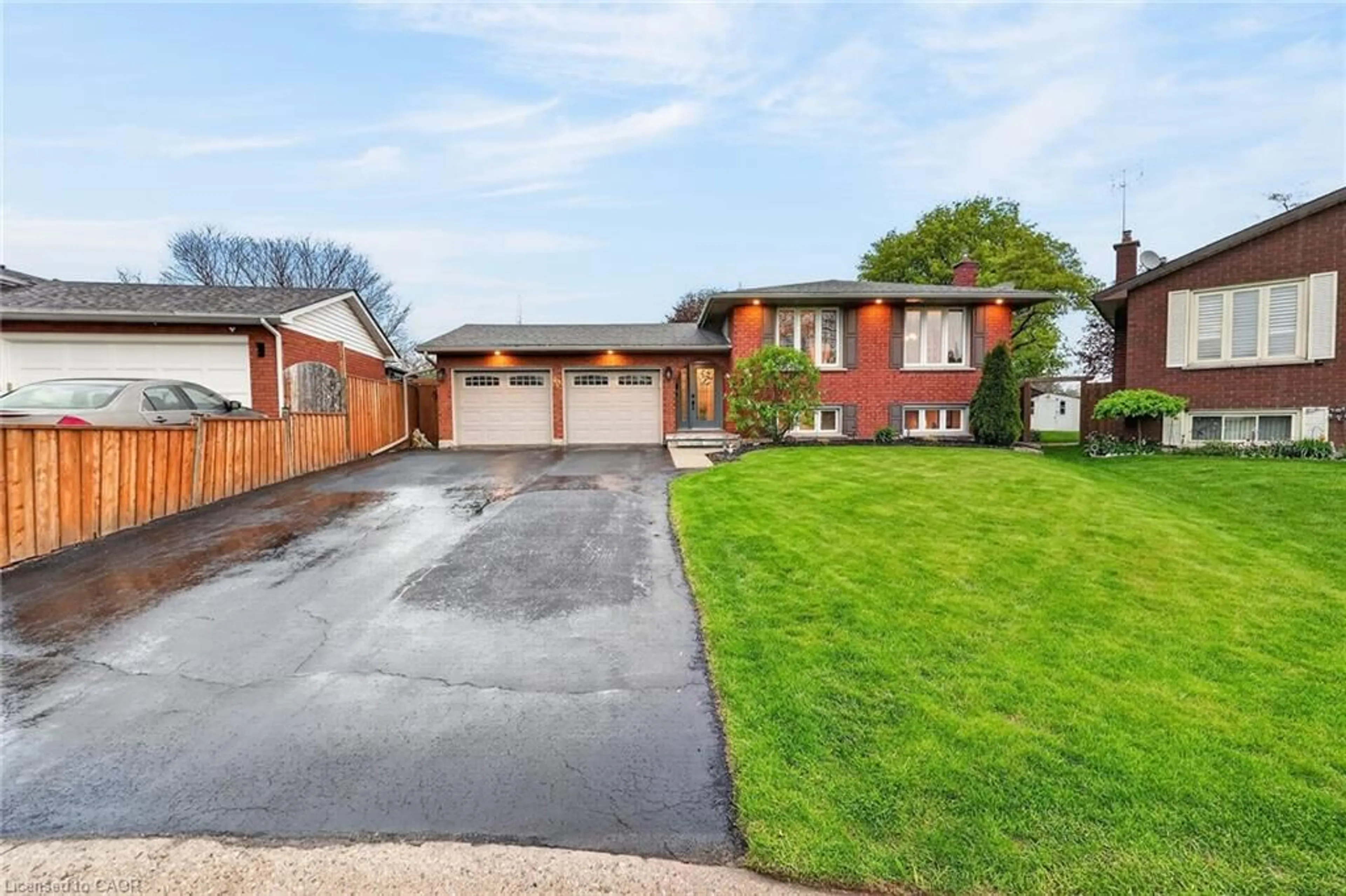 Home with brick exterior material, street for 15 Flamboro Crt, Brantford Ontario N3P 1V9