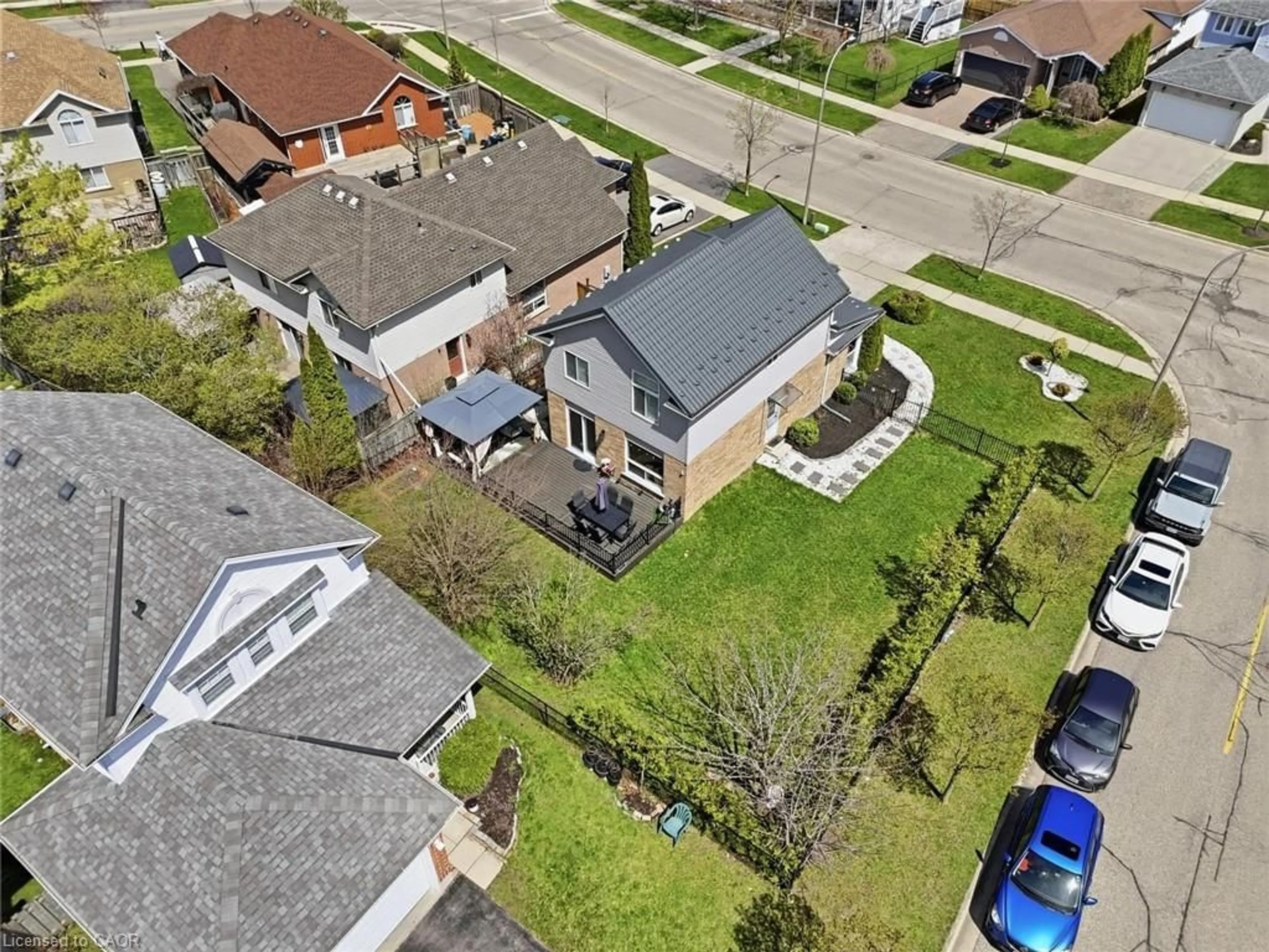A pic from outside/outdoor area/front of a property/back of a property/a pic from drone, street for 209 Briarmeadow Dr, Kitchener Ontario N2A 4C5
