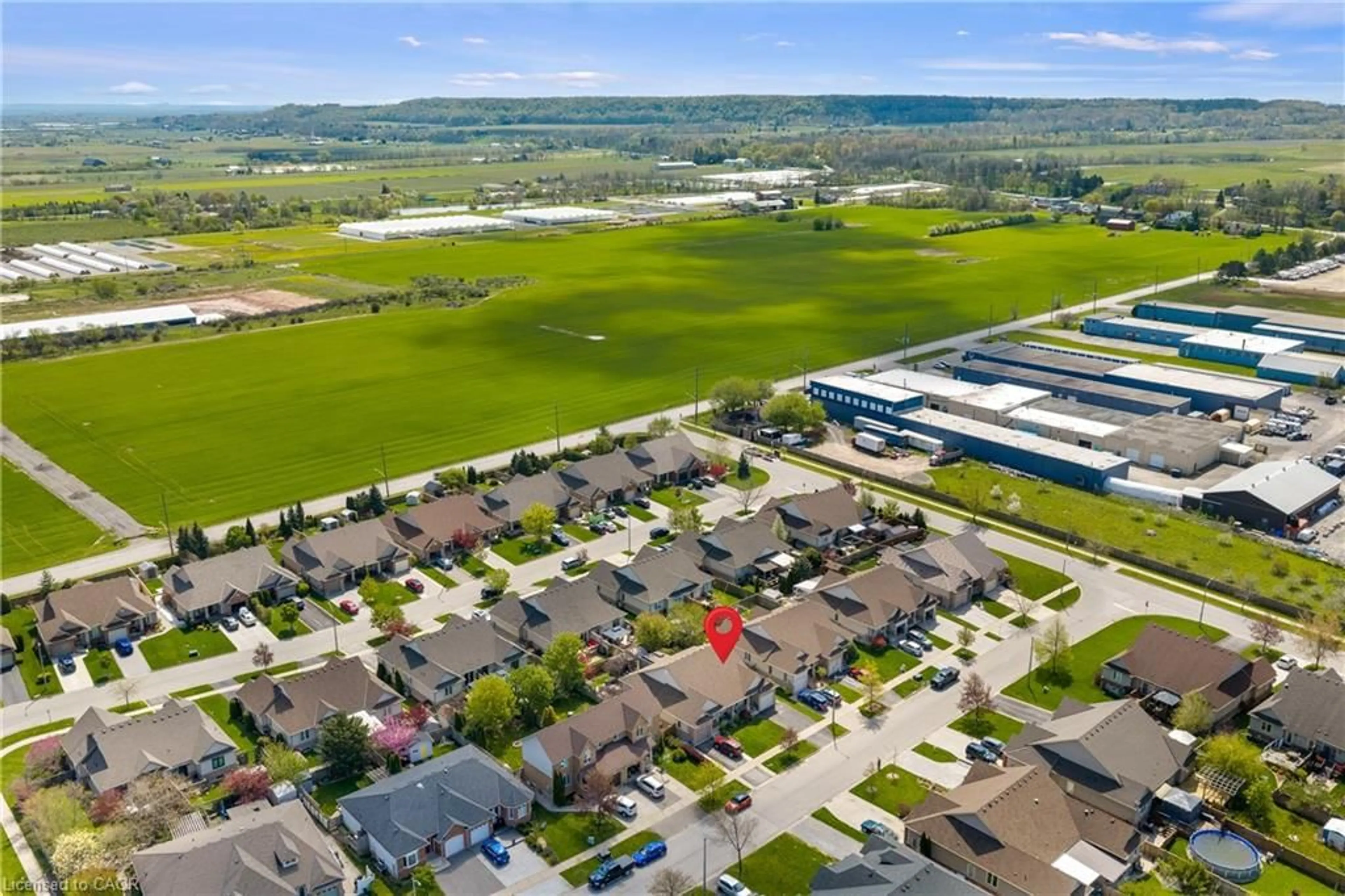 A pic from outside/outdoor area/front of a property/back of a property/a pic from drone, street for 4324 Beverley Cres, Lincoln Ontario L0R 1B6