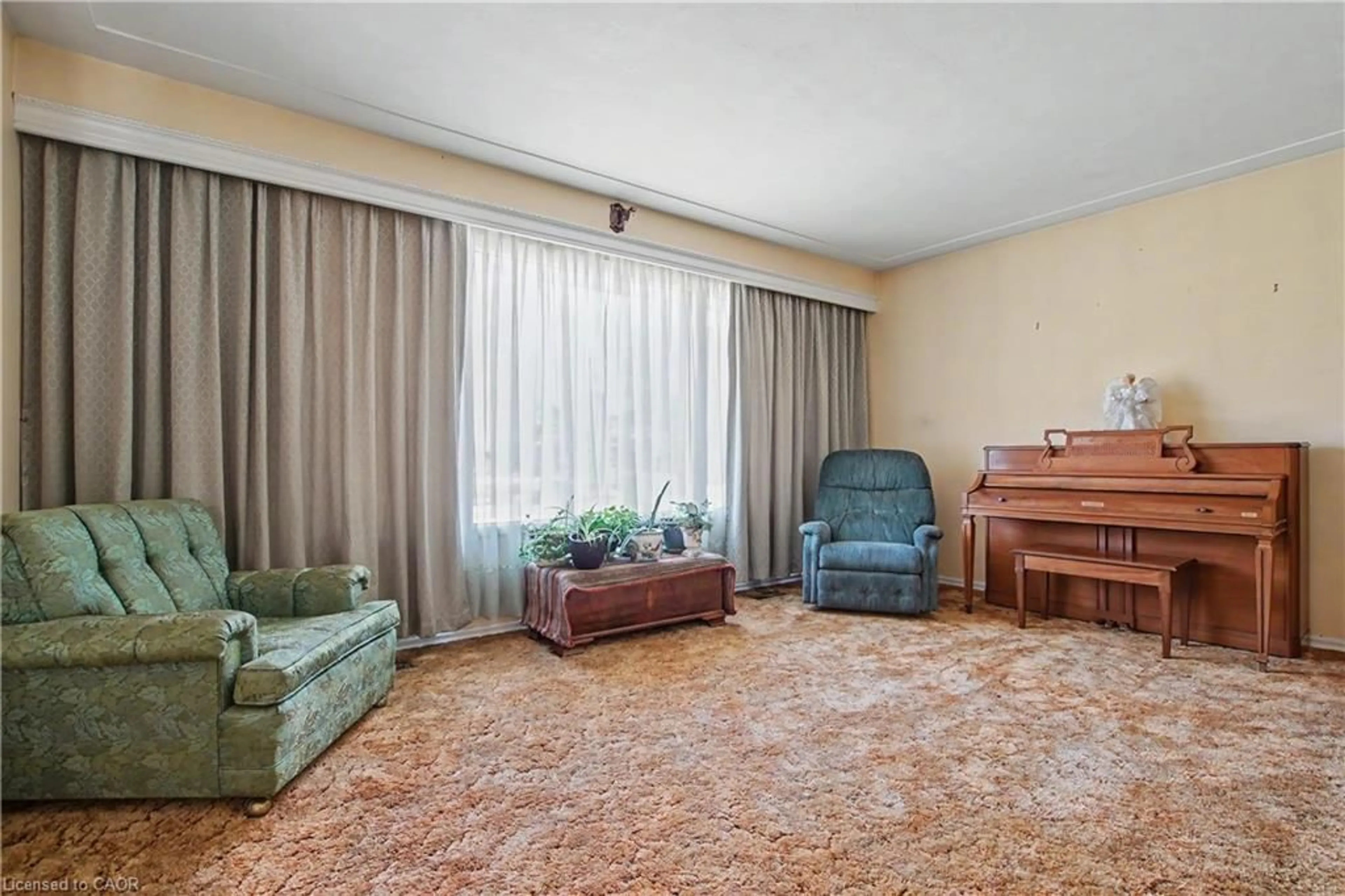 Living room with furniture, carpet floor for 2768 Kressler Rd, Heidelberg Ontario N0B 2M1
