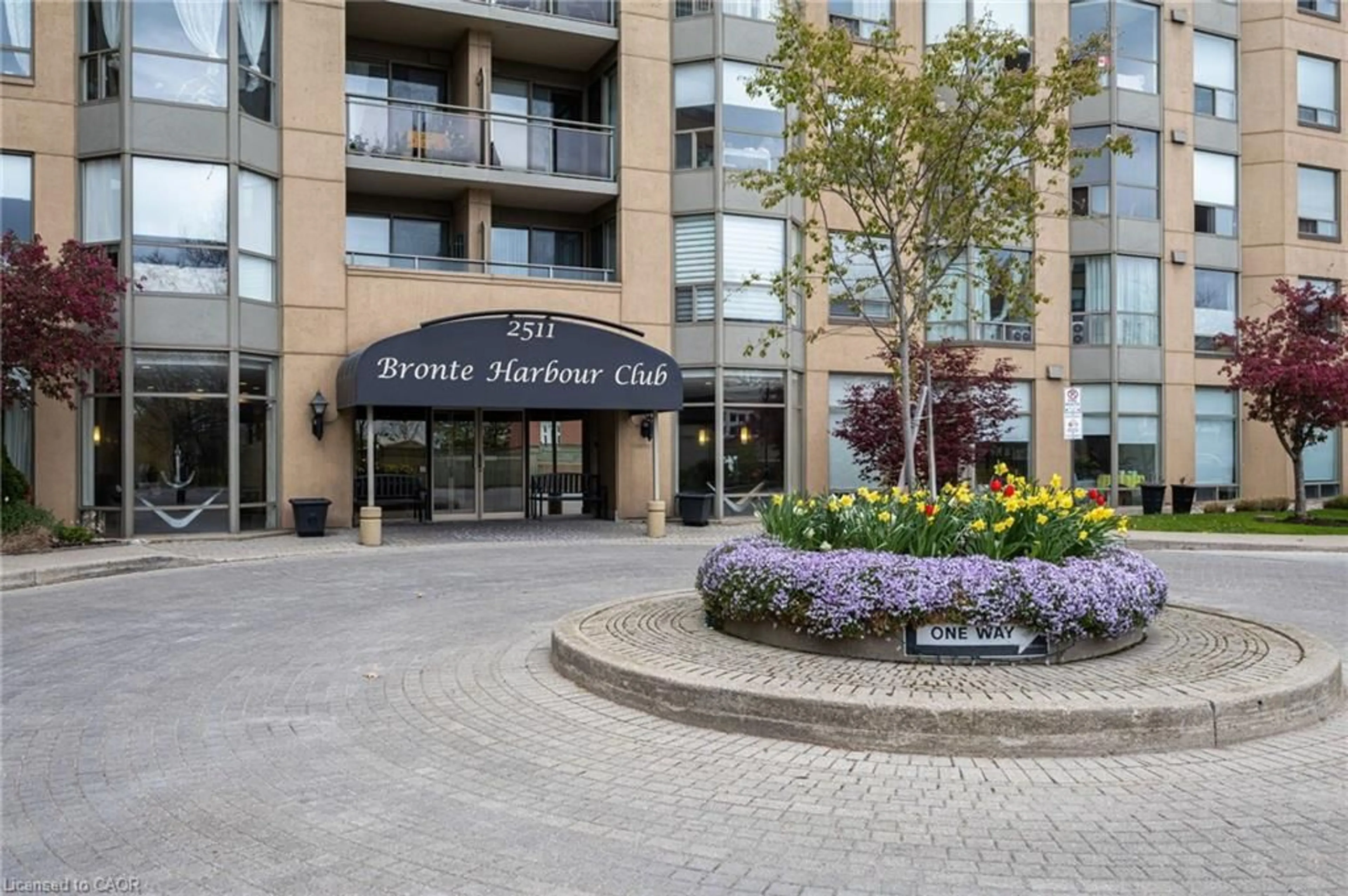 Indoor foyer for 2511 Lakeshore Rd #311, Oakville Ontario L6L 6L9