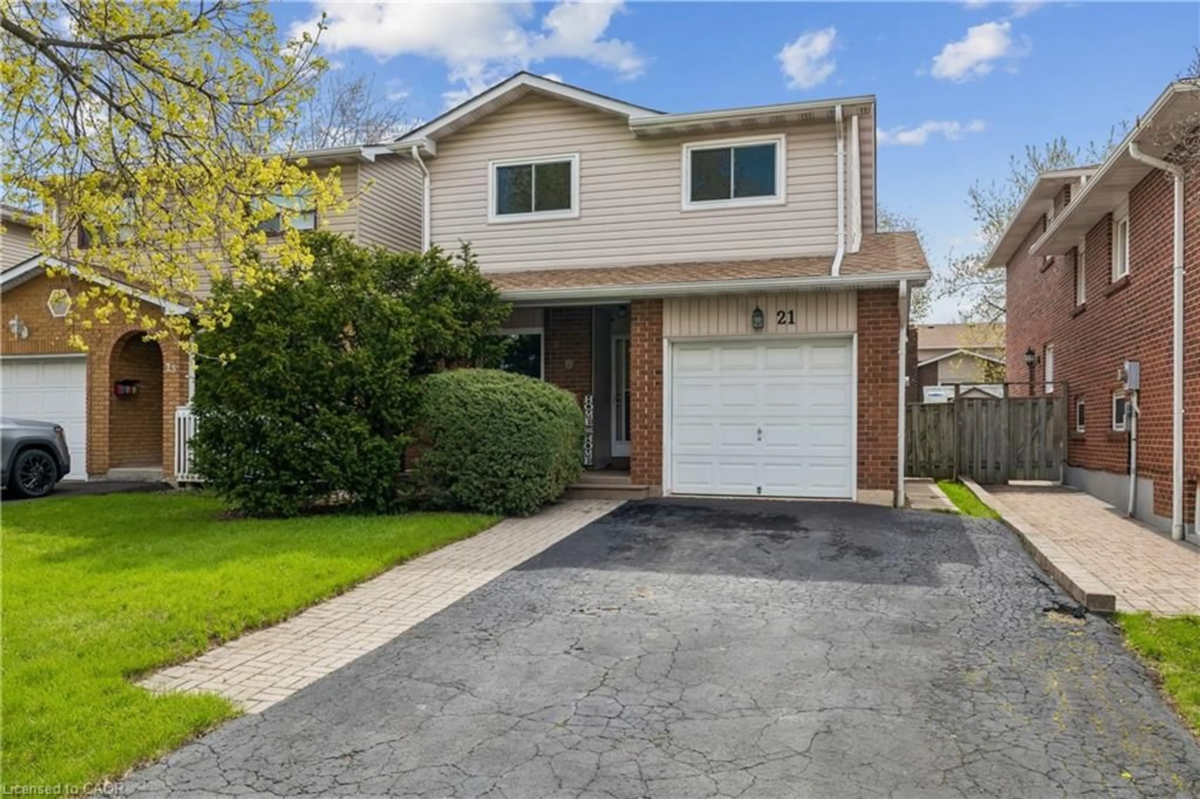 Home with vinyl exterior material, street for 21 Lionshead Lkout, Brampton Ontario L6S 3X2