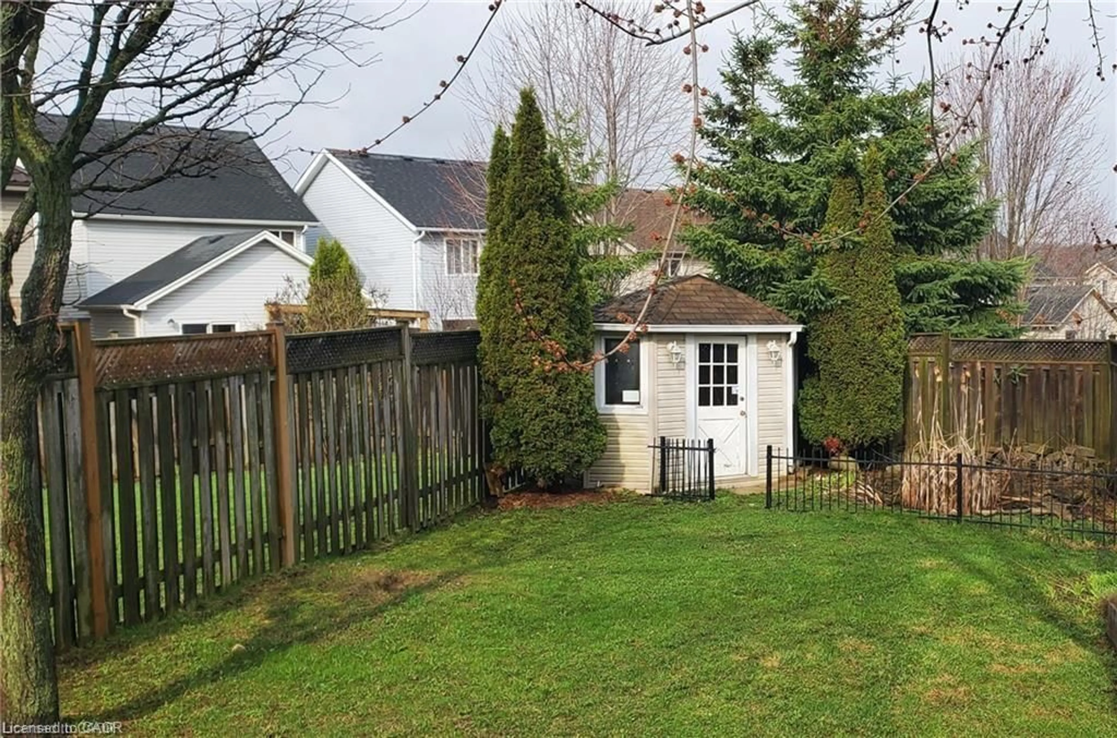 A pic from outside/outdoor area/front of a property/back of a property/a pic from drone, street for 725 Paris Blvd, Waterloo Ontario N2T 2X9