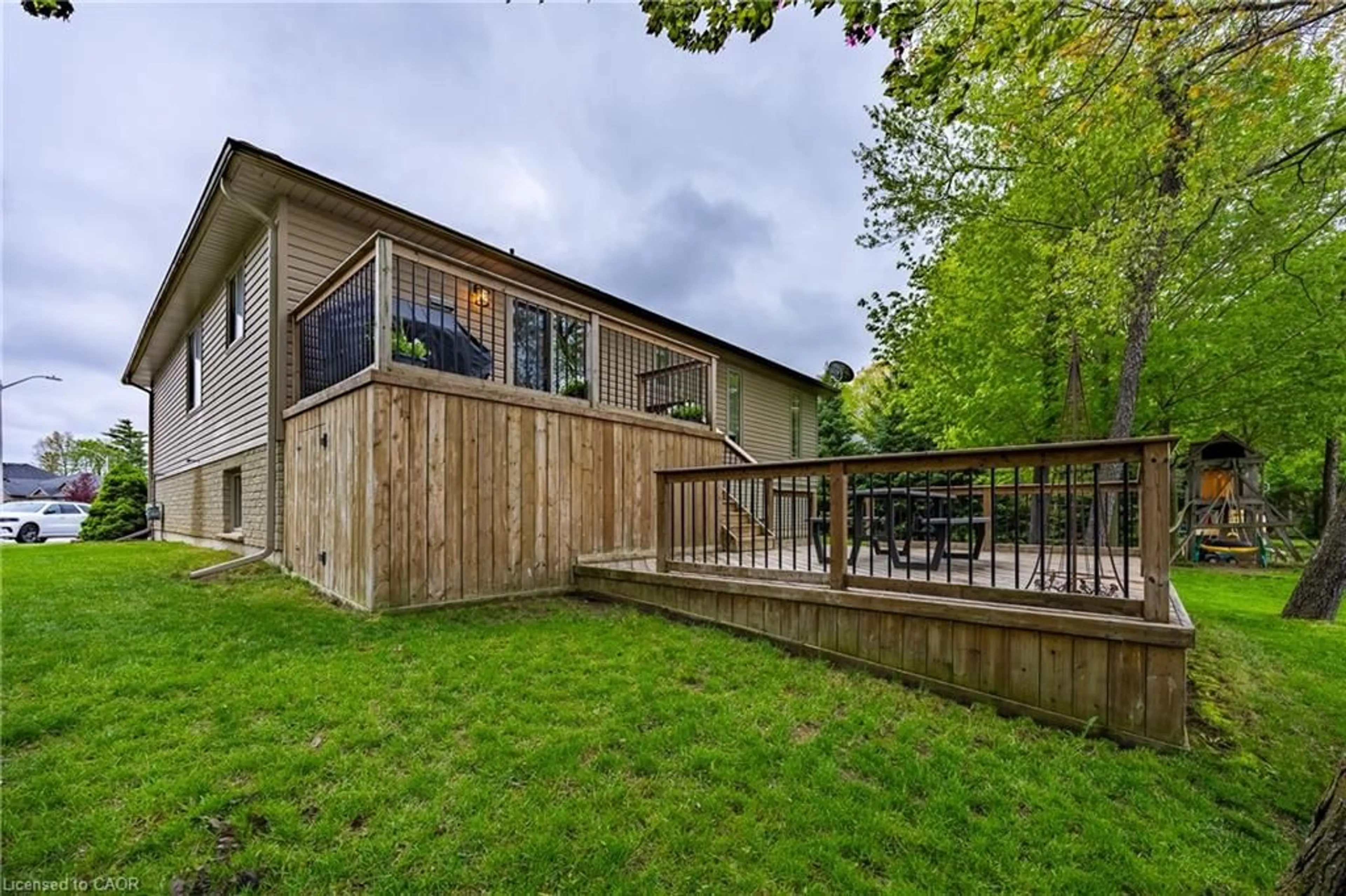 Patio, unknown for 64 Wintergreen Cres, Delhi Ontario N4B 2W5