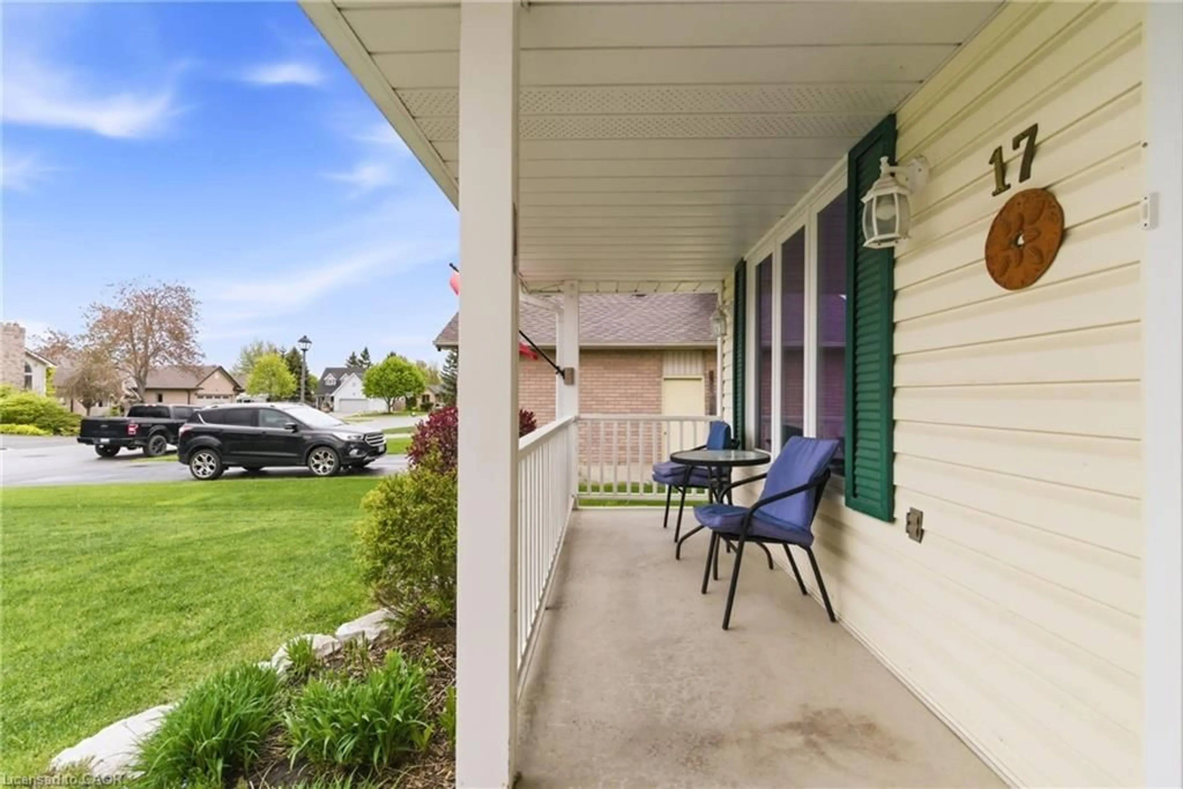 Patio, street for 17 Piper Pl, Caledonia Ontario N3W 1G9