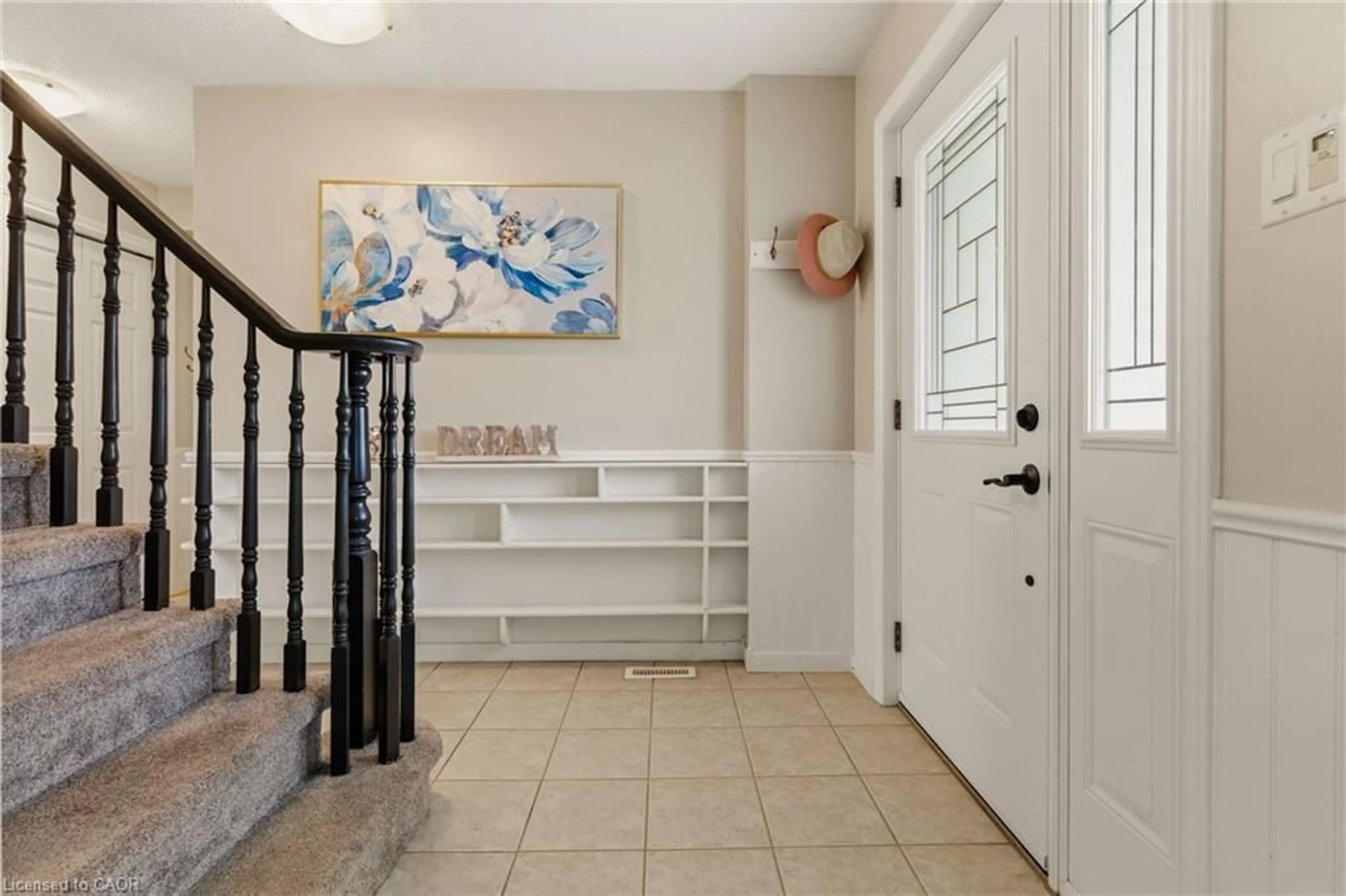 Indoor entryway for 17 Piper Pl, Caledonia Ontario N3W 1G9