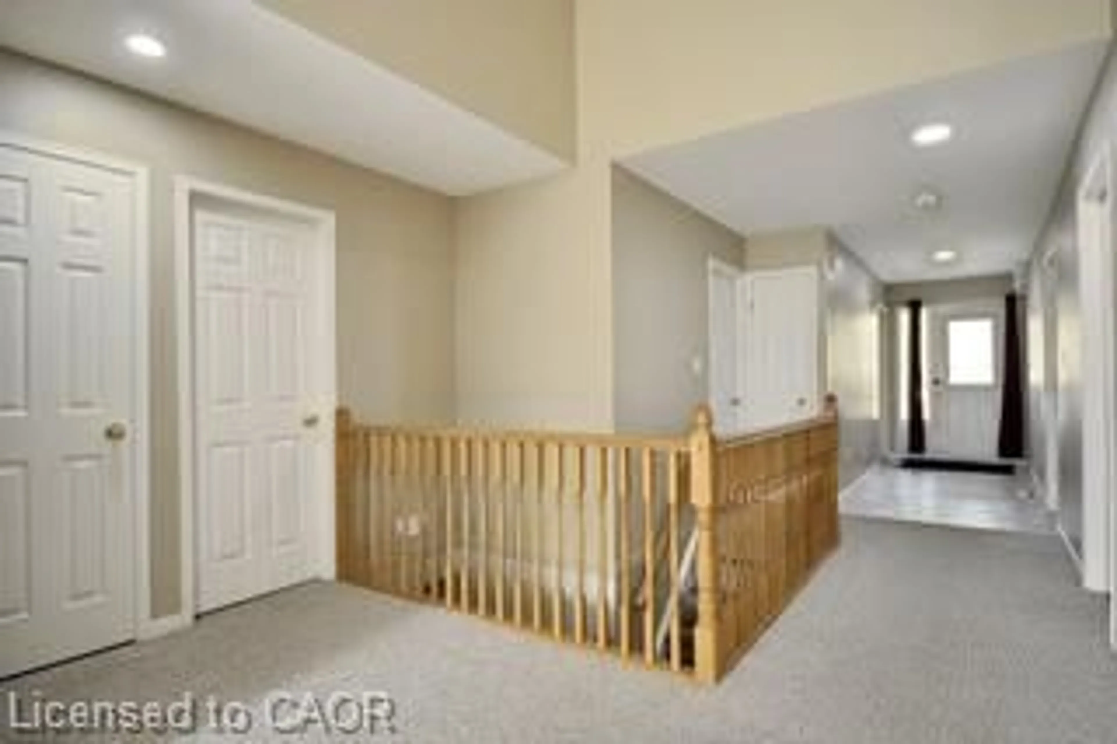 Indoor foyer for 33 Bankside Dr, Kitchener Ontario N2N 3L3