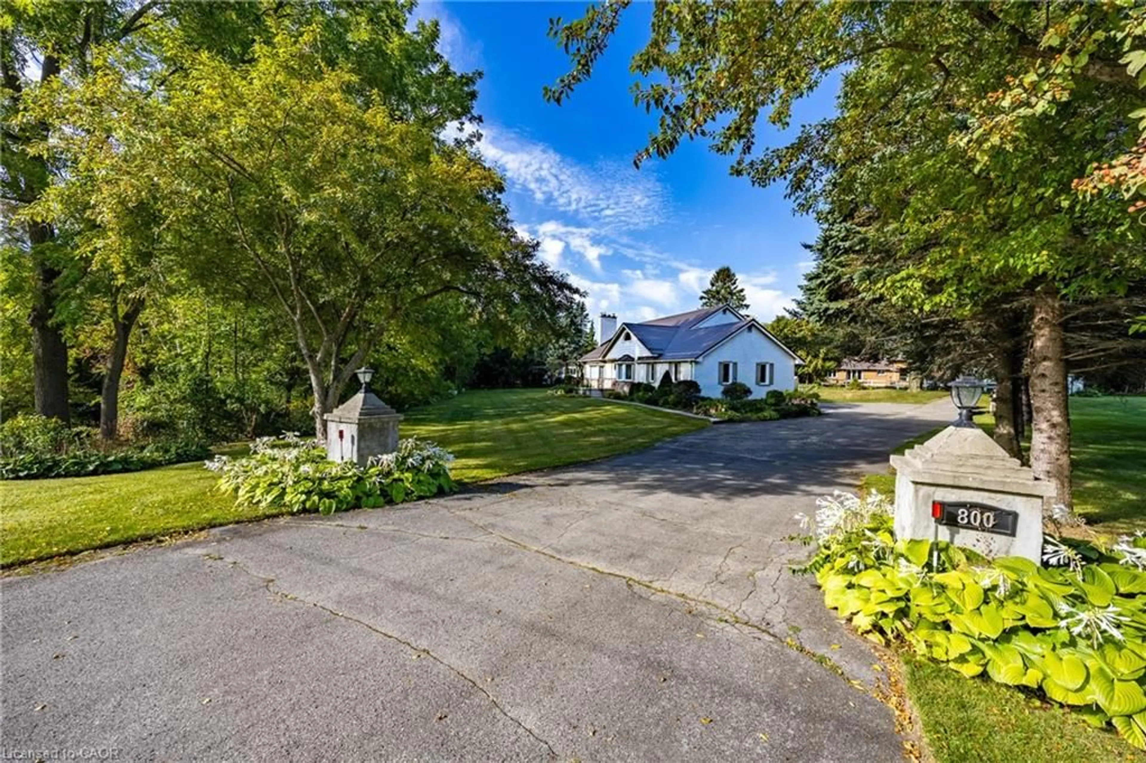 A pic from outside/outdoor area/front of a property/back of a property/a pic from drone, street for 800 Norfolk St, Simcoe Ontario N3Y 3R7