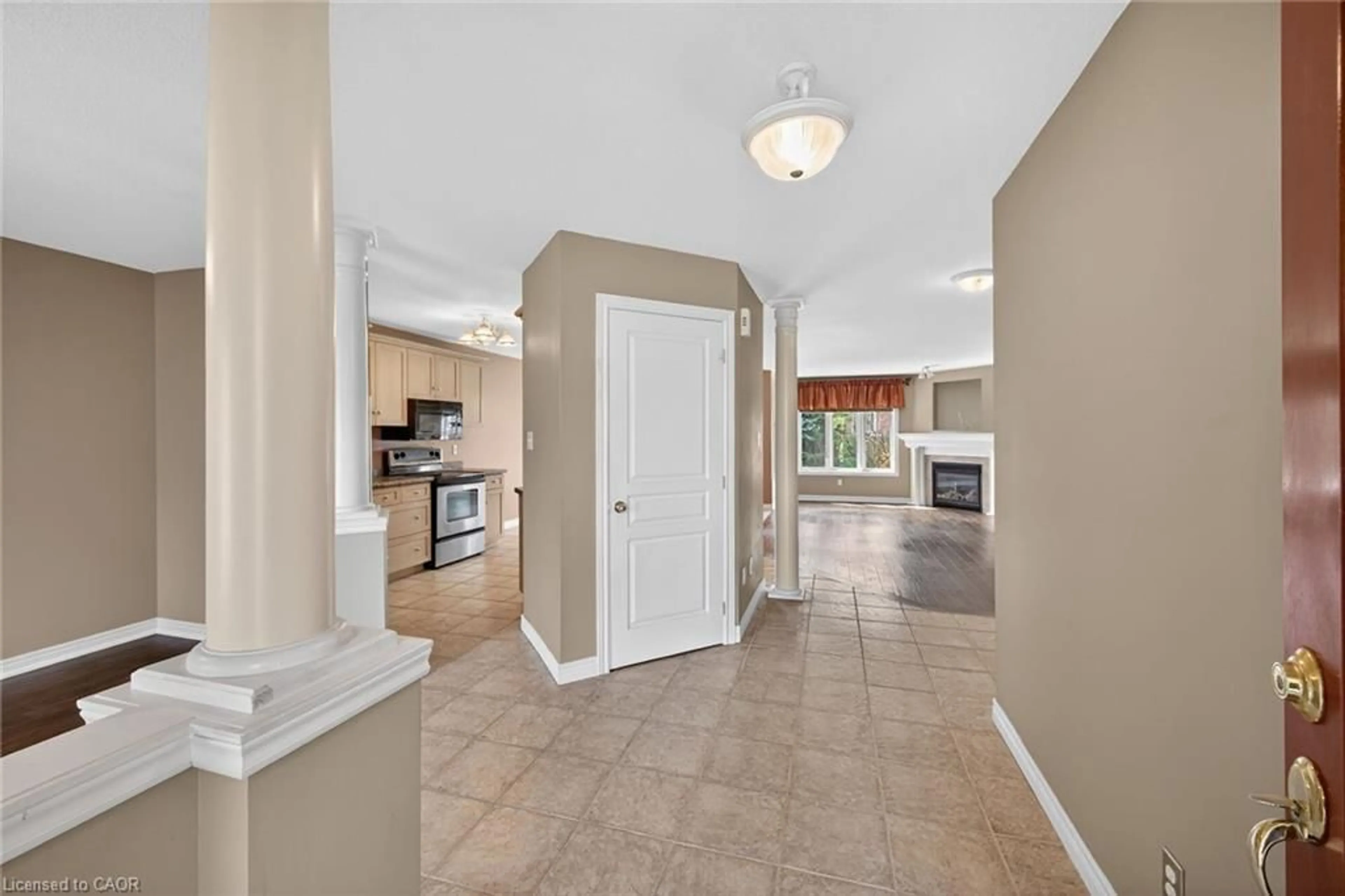 Indoor entryway for 73 Cobblestone Dr, Paris Ontario N3L 4G3