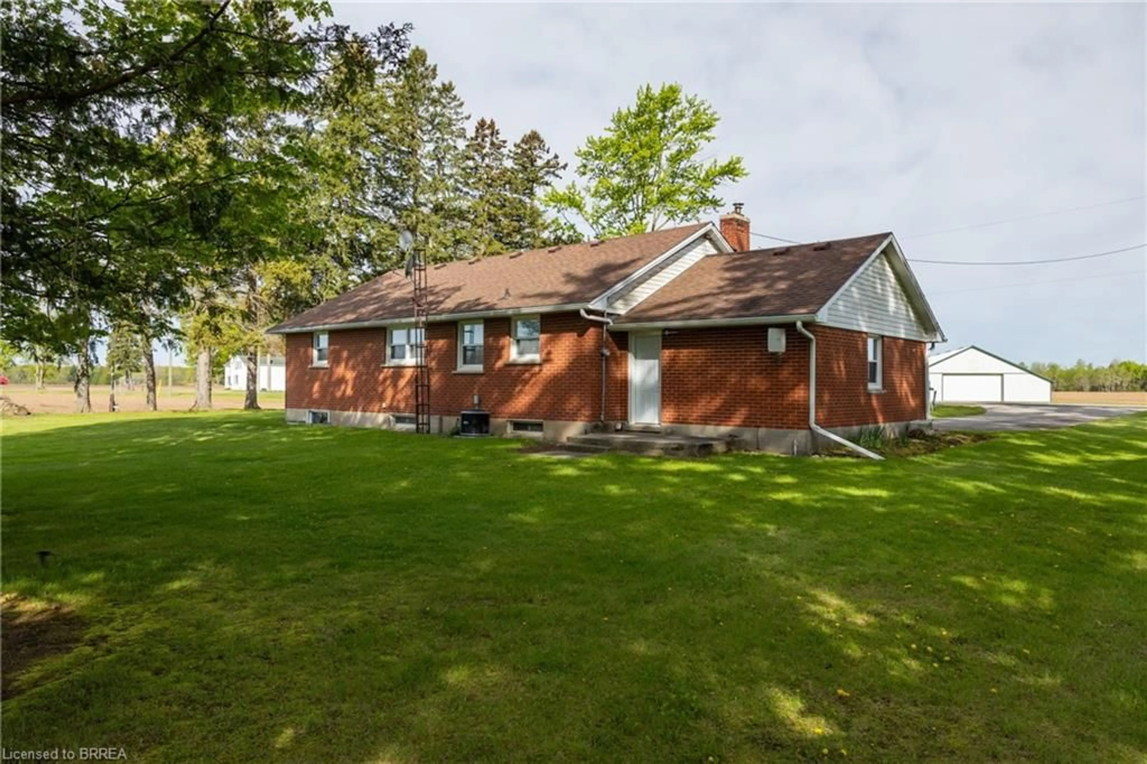 A pic from outside/outdoor area/front of a property/back of a property/a pic from drone, unknown for 522 Ellis Ave, Brantford Ontario N3T 5L5