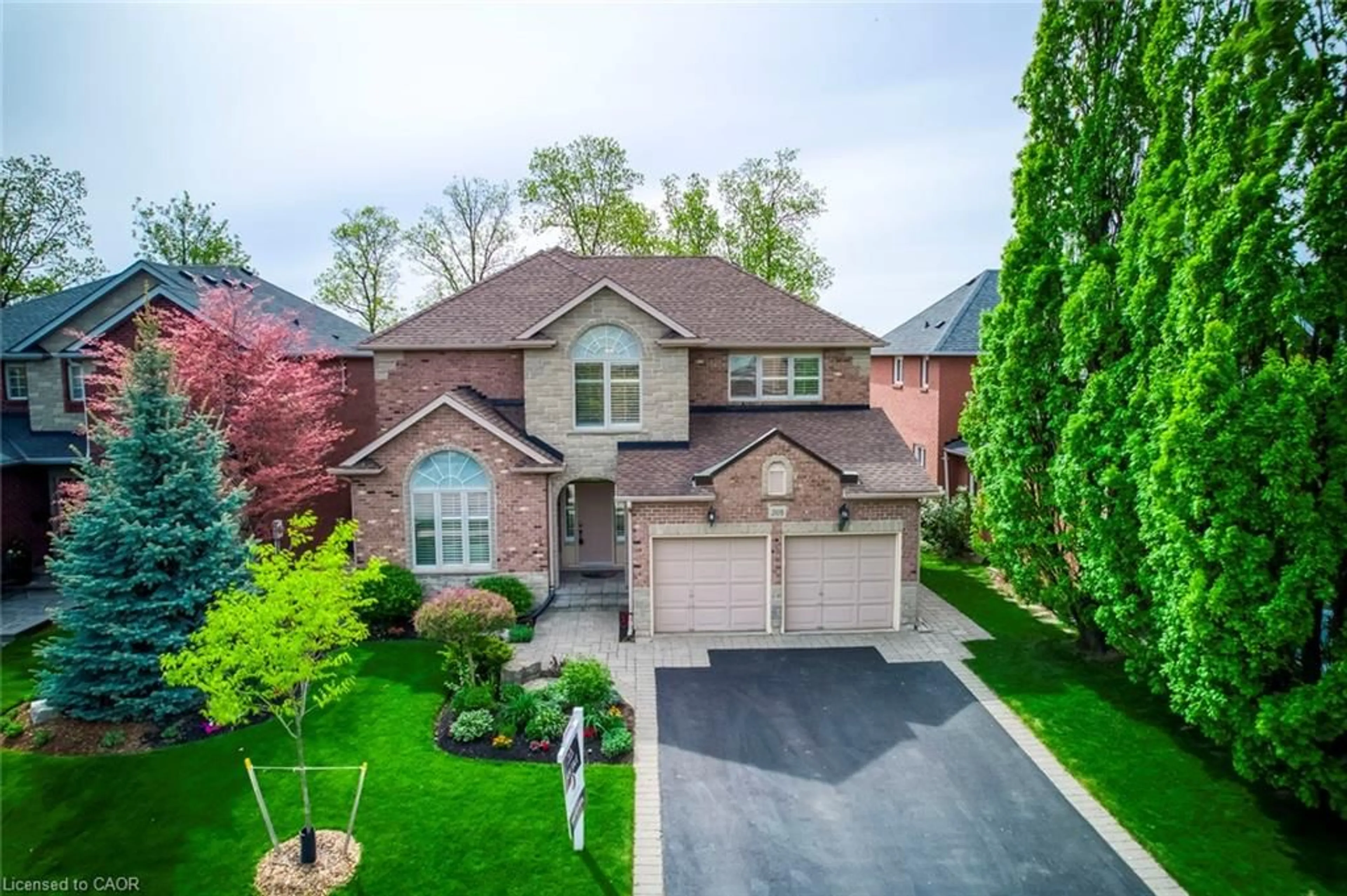 A pic from outside/outdoor area/front of a property/back of a property/a pic from drone, street for 2108 Arbourview Dr, Oakville Ontario L6M 3P3