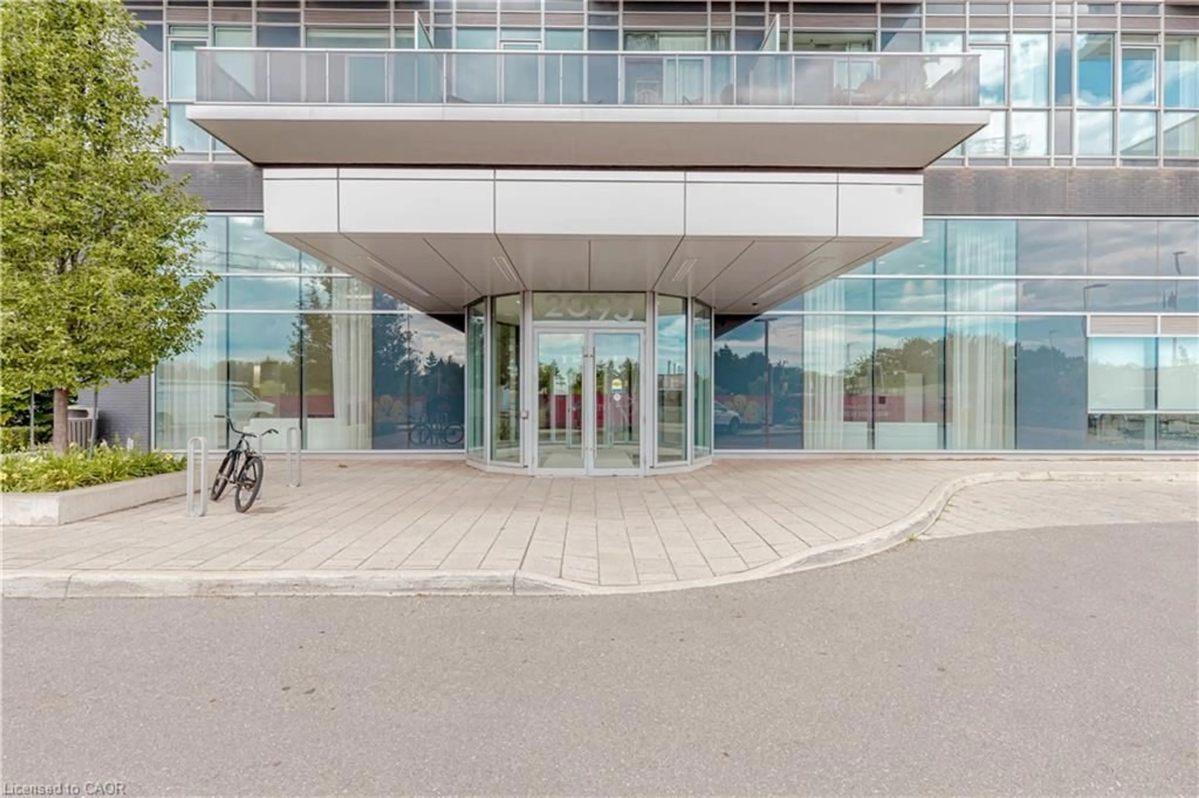 Indoor foyer for 2093 Fairview St #709, Burlington Ontario L7M 3W8