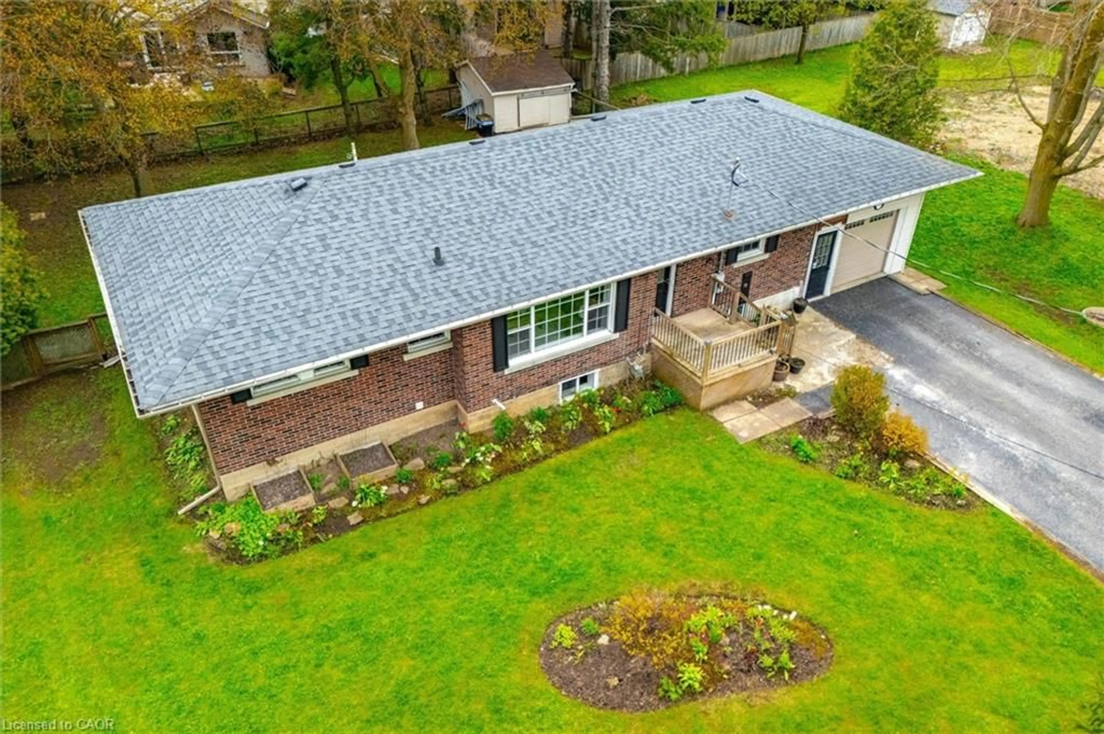 A pic from outside/outdoor area/front of a property/back of a property/a pic from drone, street for 370 Gordon St, Fergus Ontario N1M 2W3