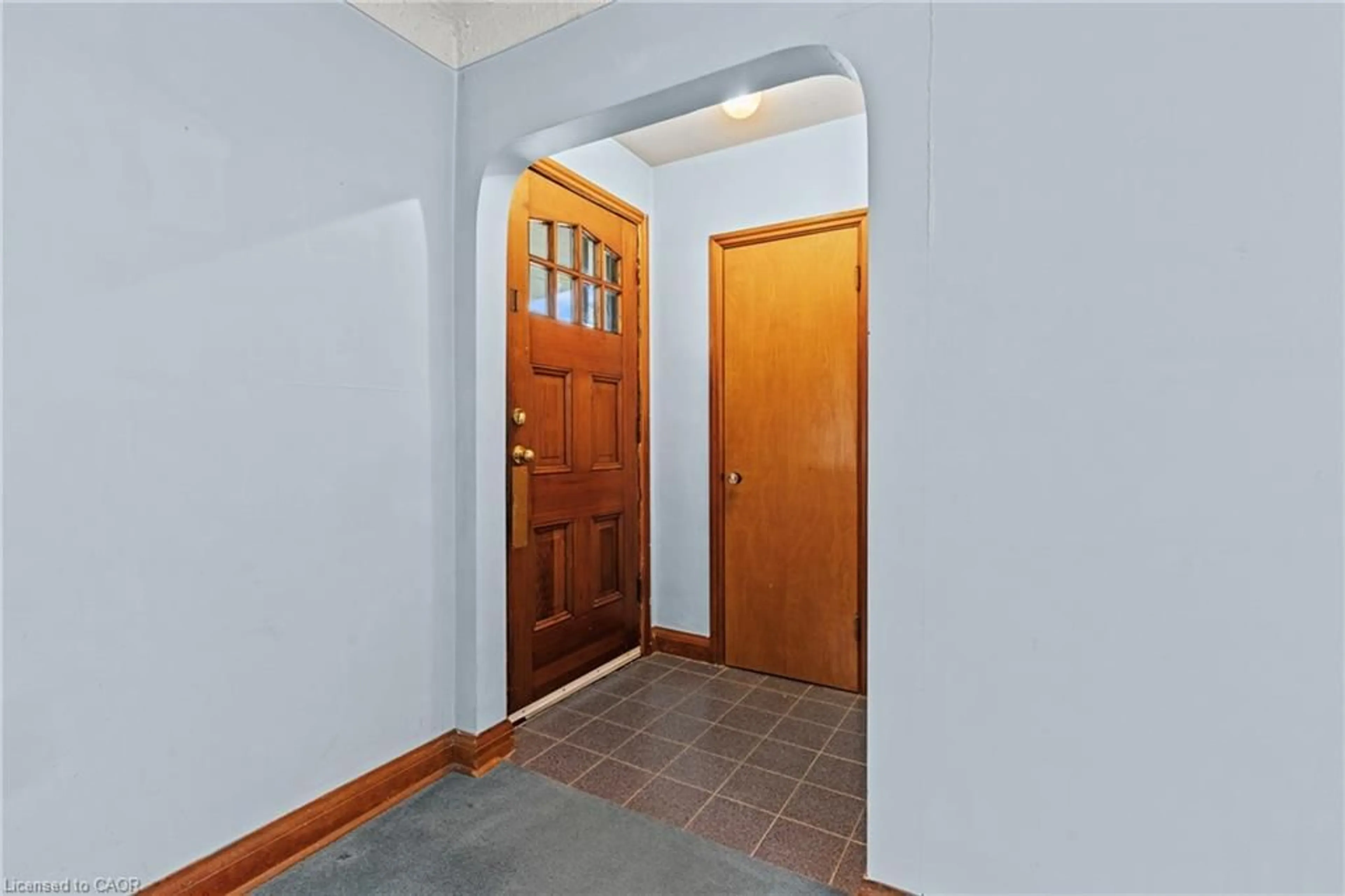 Indoor entryway for 1 Else St, St. Catharines Ontario L2N 2B7