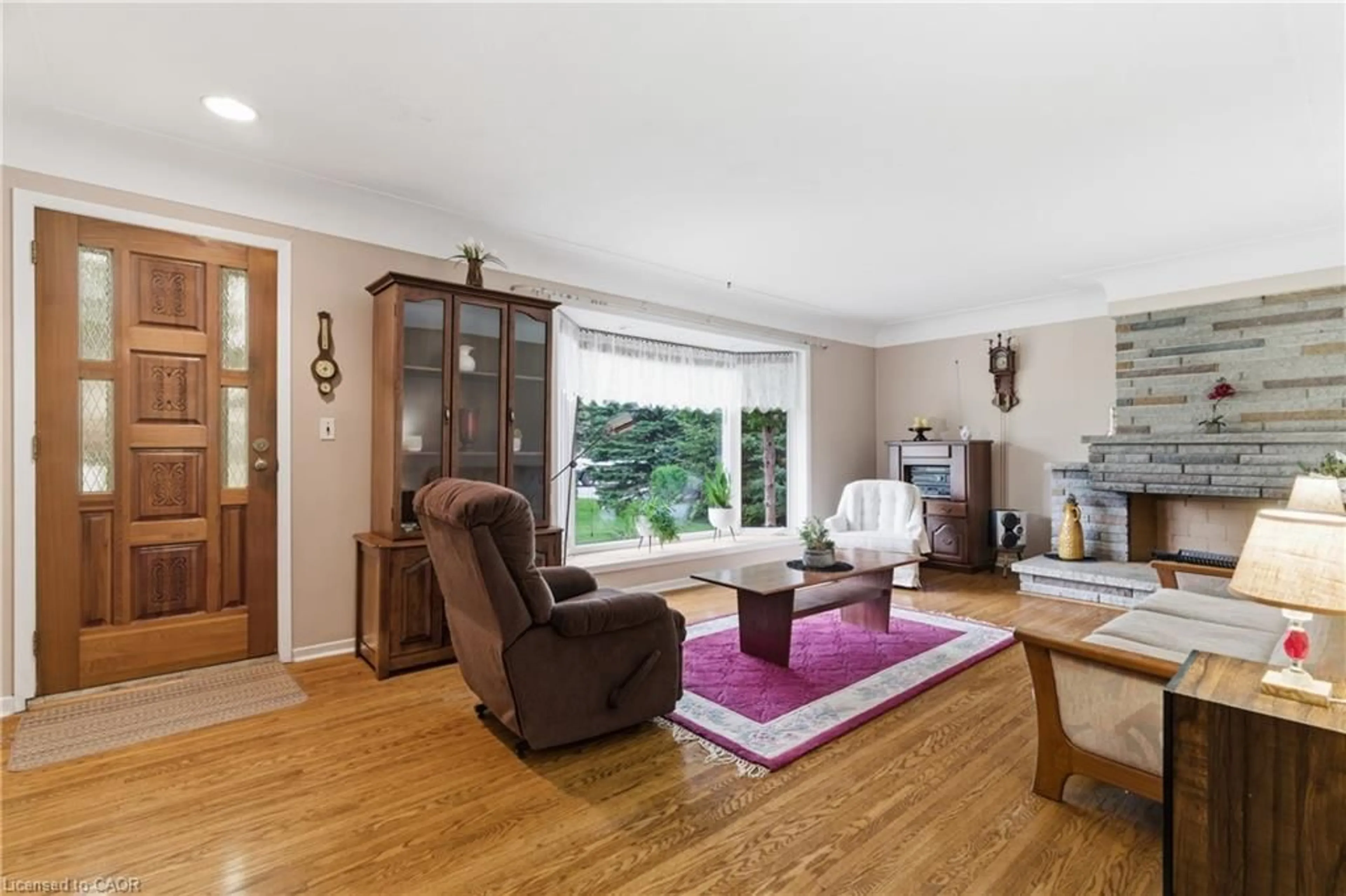 Living room with furniture, wood/laminate floor for 115 Oneida Blvd, Ancaster Ontario L9G 3C7