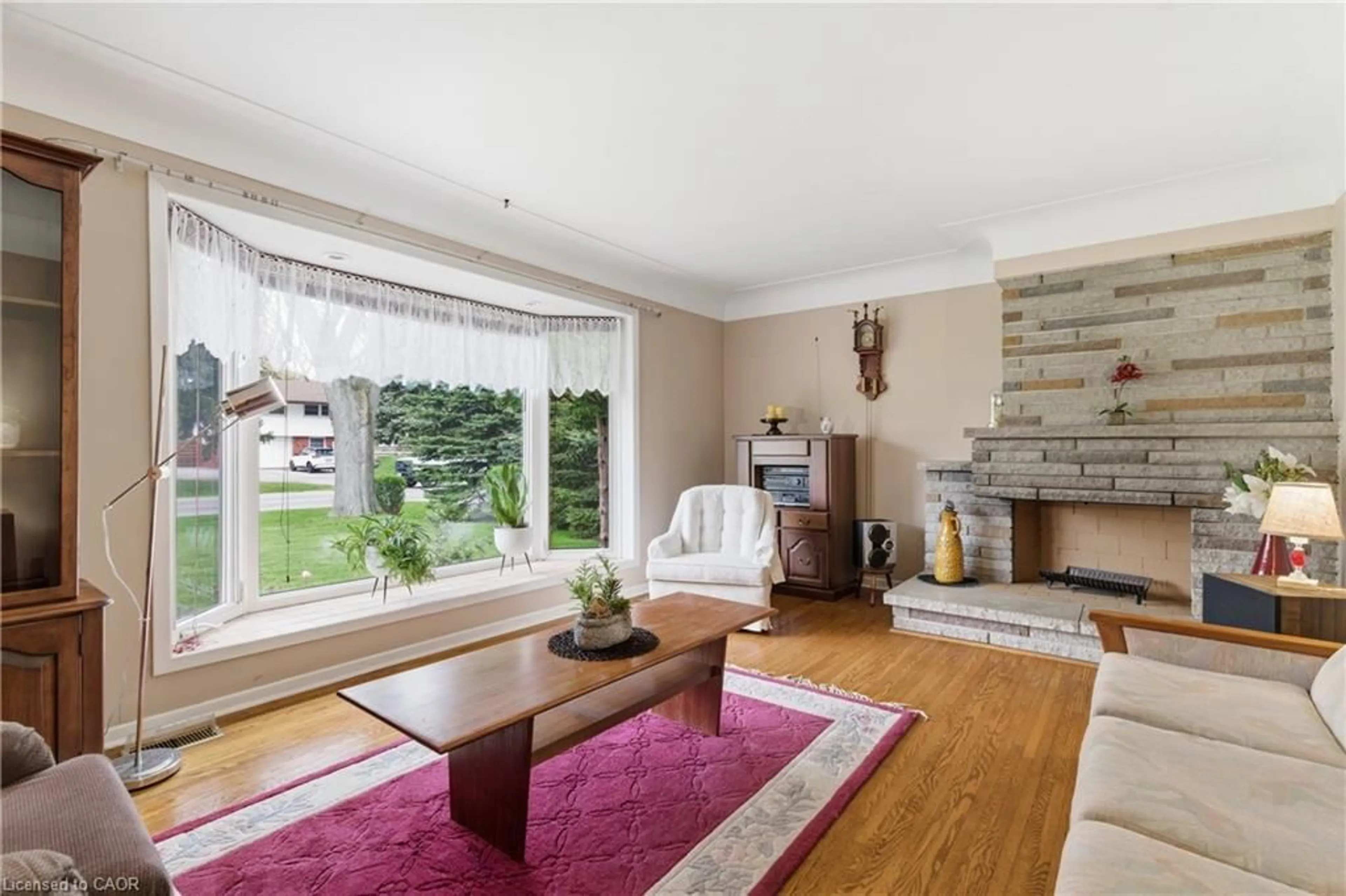 Living room with furniture, unknown for 115 Oneida Blvd, Ancaster Ontario L9G 3C7