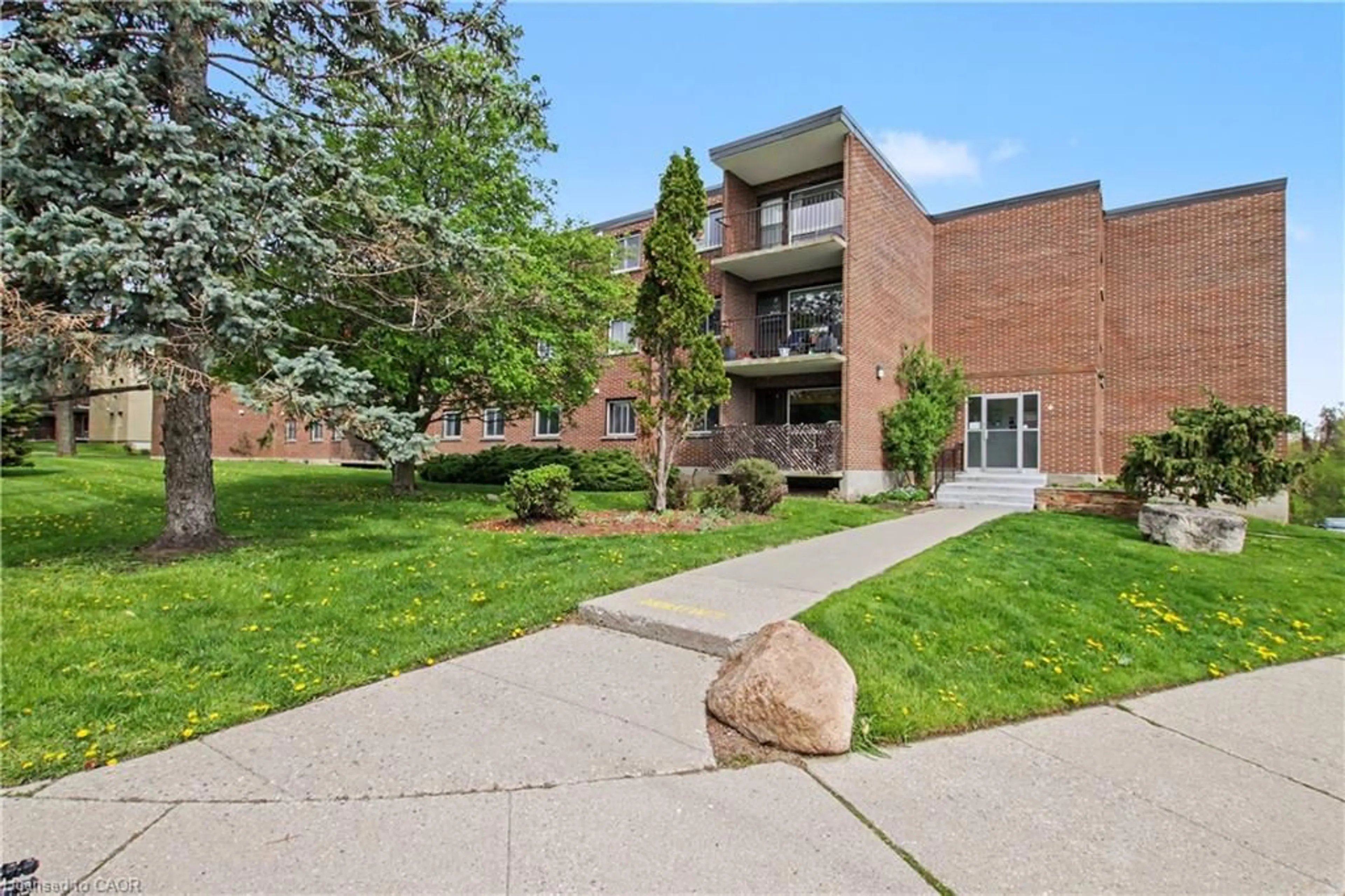 Patio, unknown for 4 Avalon Pl #105, Kitchener Ontario N2M 4N6