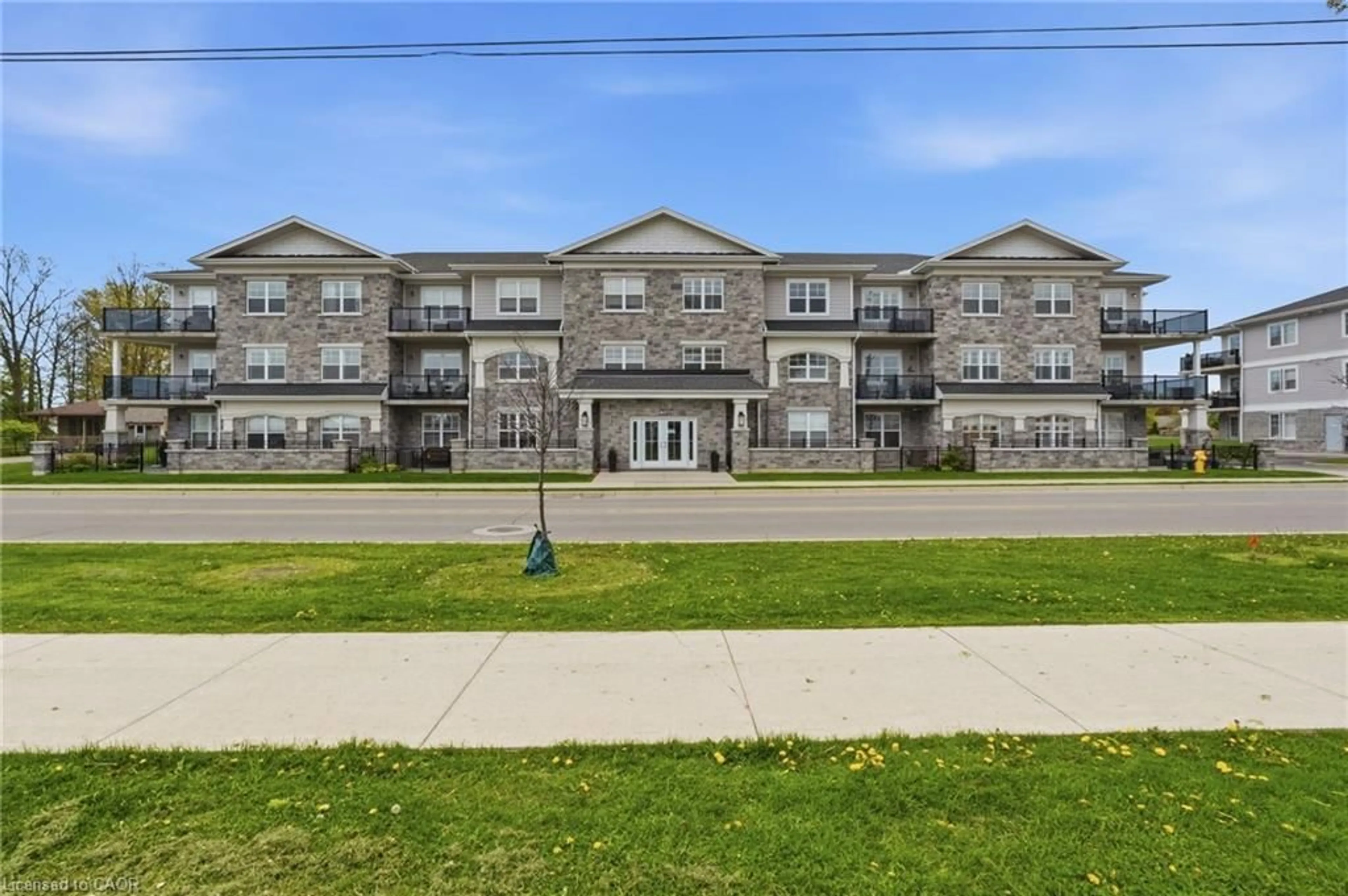 A pic from outside/outdoor area/front of a property/back of a property/a pic from drone, building for 67 Haddington St #208, Caledonia Ontario N3W 2H2
