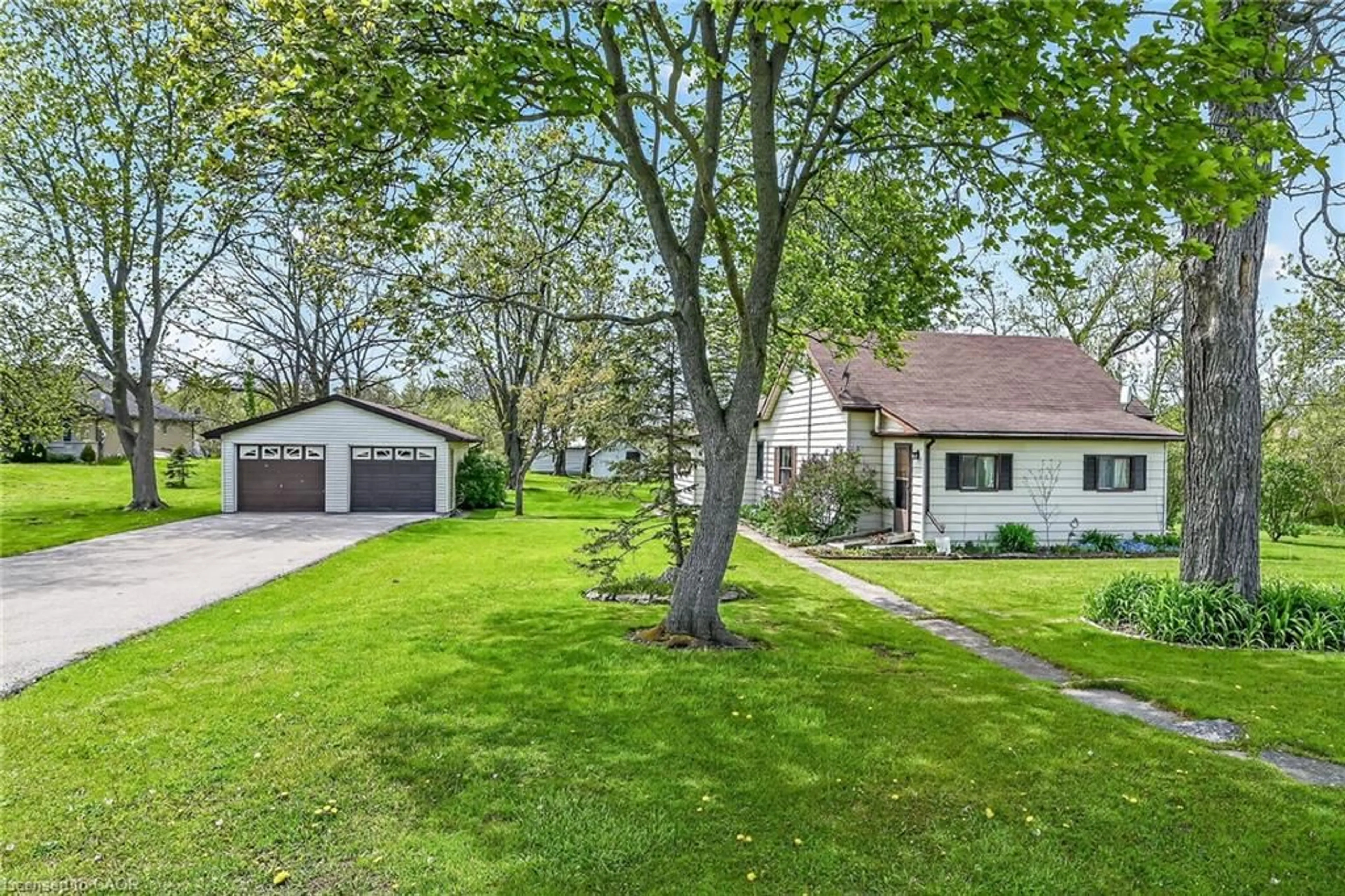 A pic from outside/outdoor area/front of a property/back of a property/a pic from drone, street for 81 Fishcarrier St, Cayuga Ontario N0A 1E0