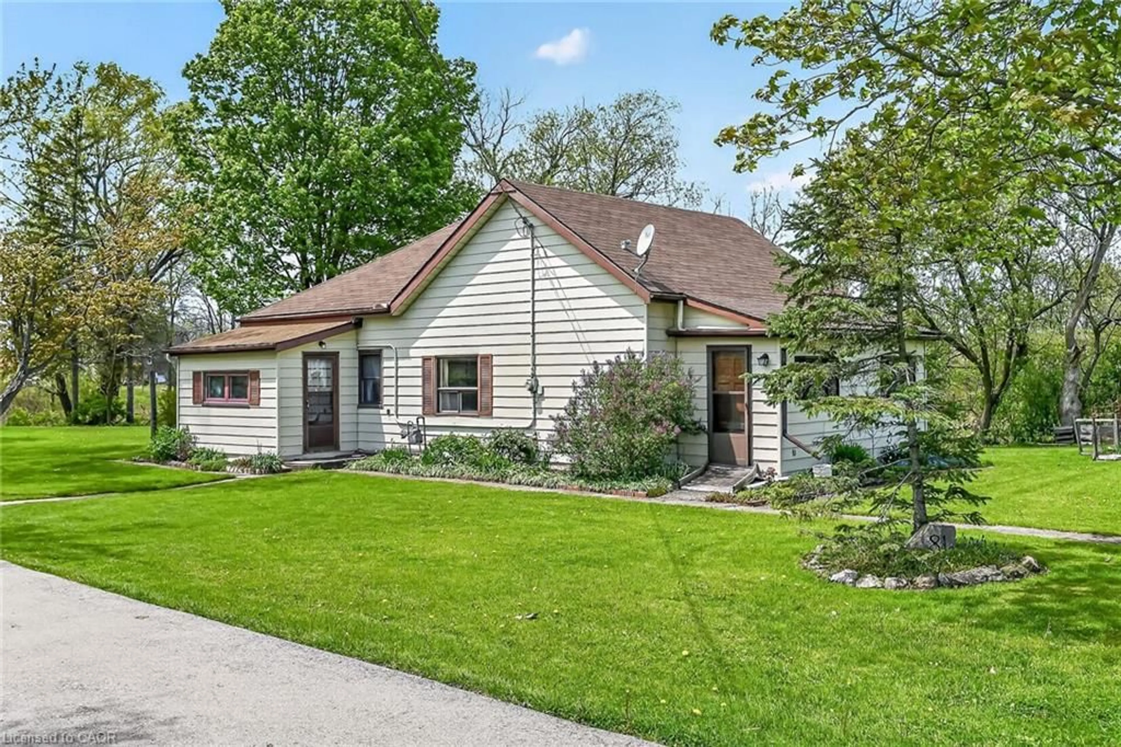 Home with vinyl exterior material, street for 81 Fishcarrier St, Cayuga Ontario N0A 1E0