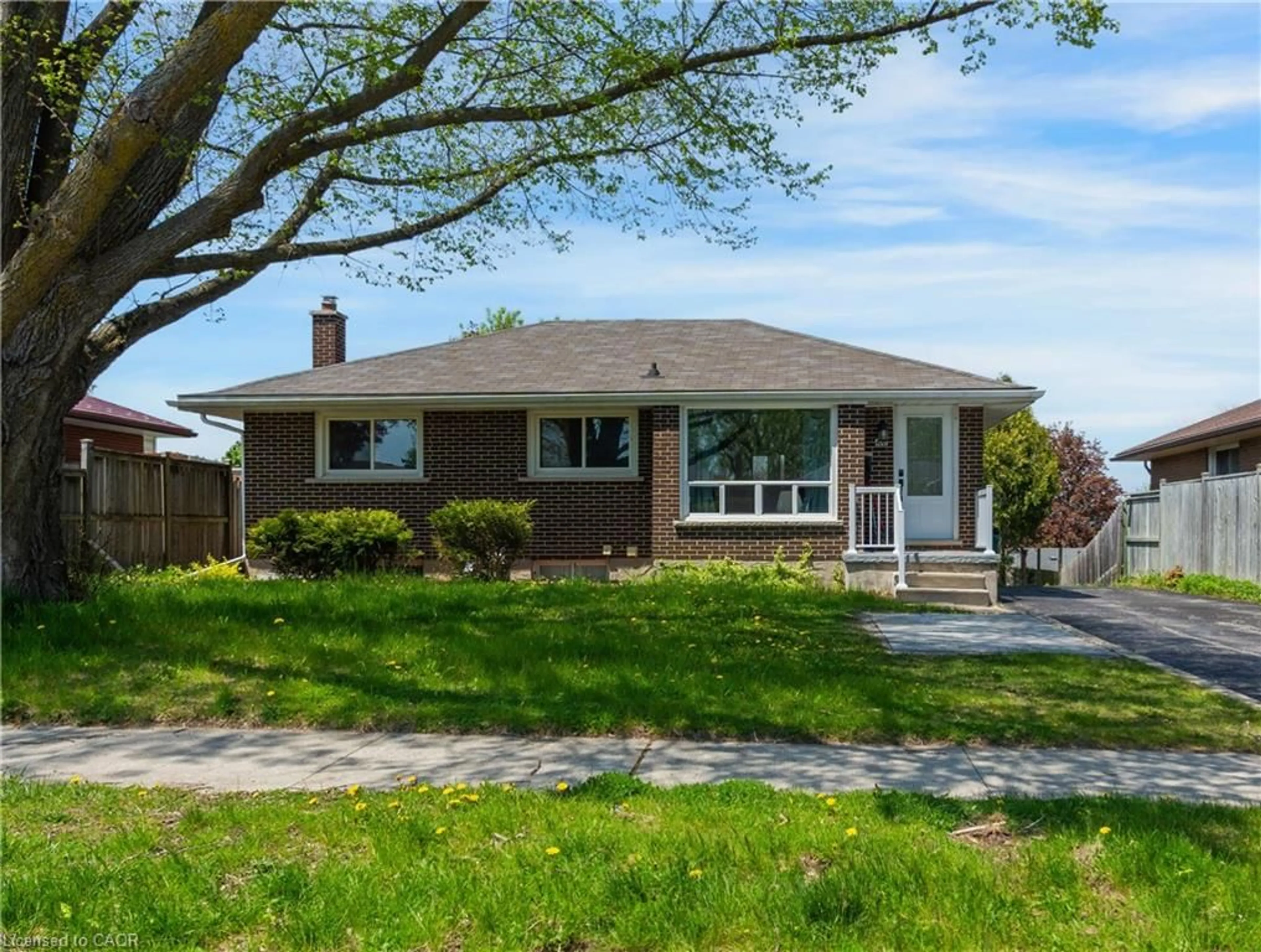 Home with brick exterior material, street for 100 Lauris Ave, Cambridge Ontario N1R 5L4