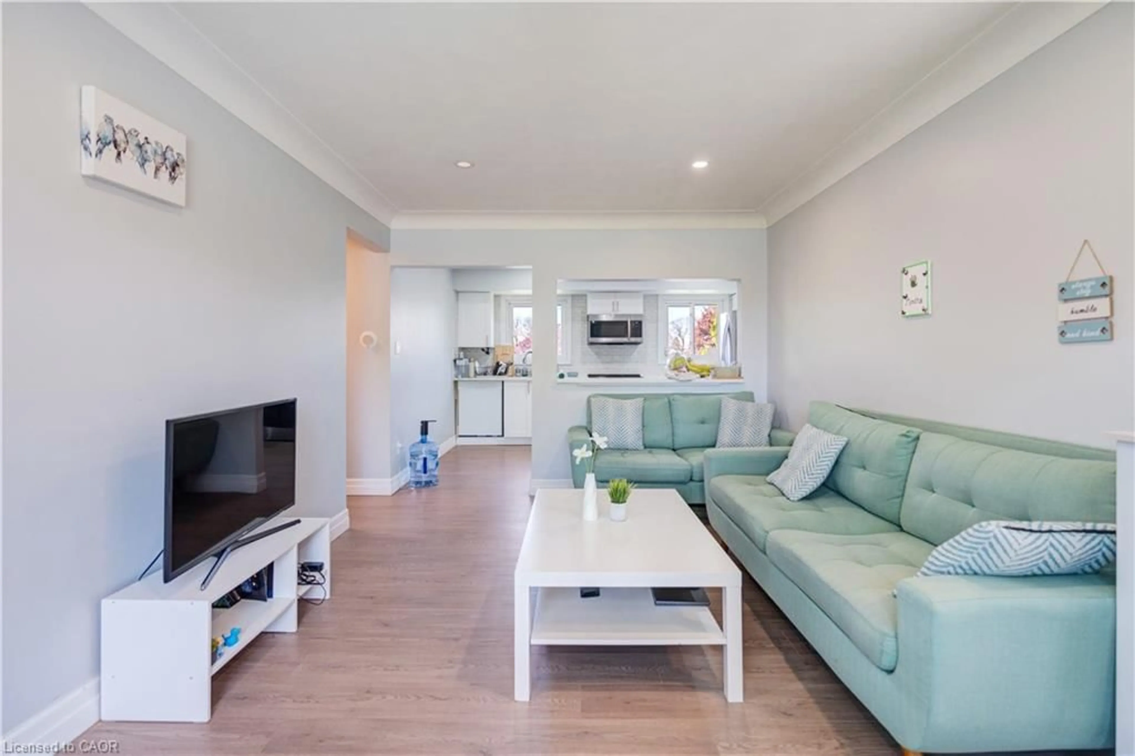 Living room with furniture, wood/laminate floor for 100 Lauris Ave, Cambridge Ontario N1R 5L4