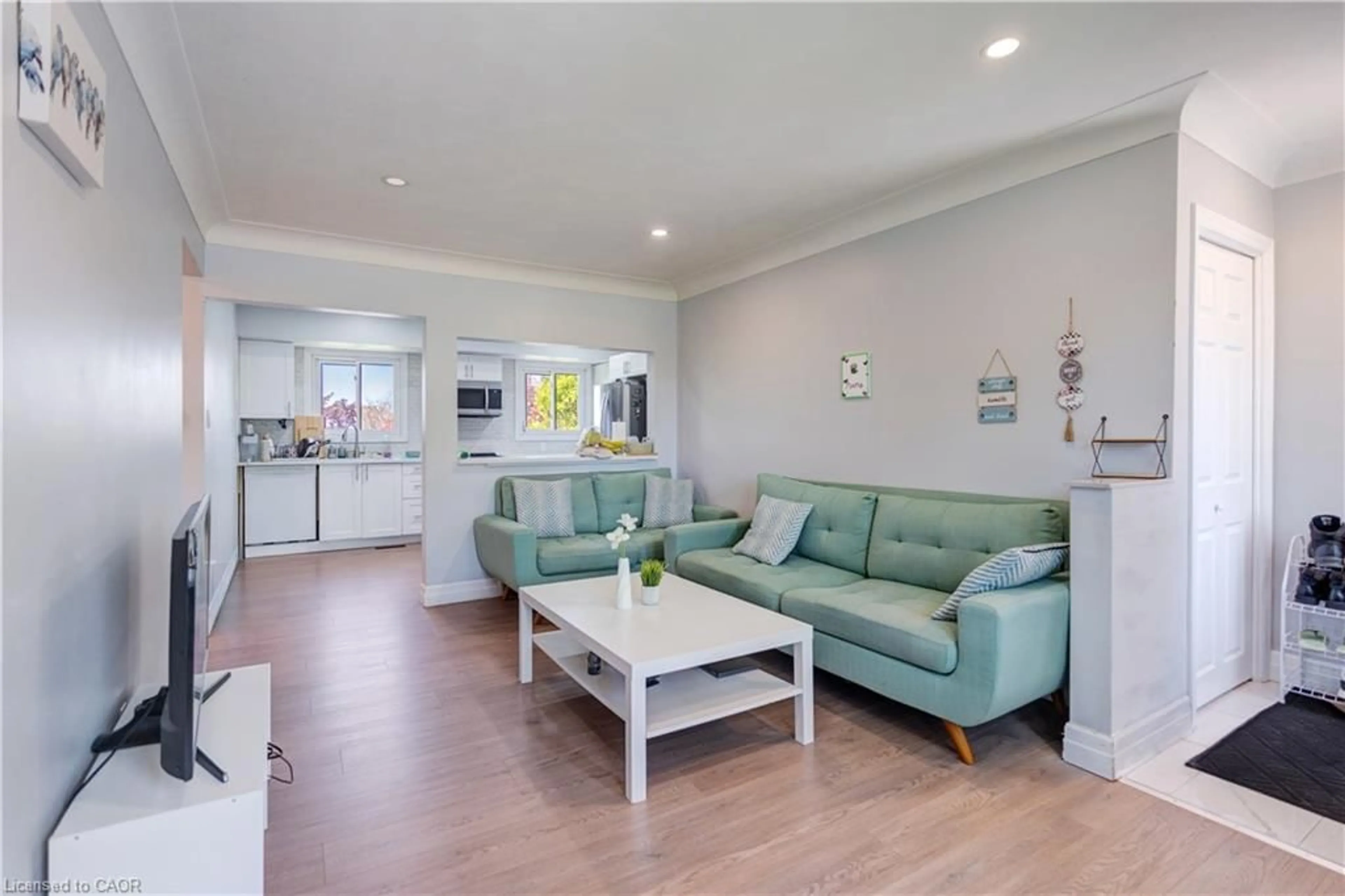 Living room with furniture, unknown for 100 Lauris Ave, Cambridge Ontario N1R 5L4
