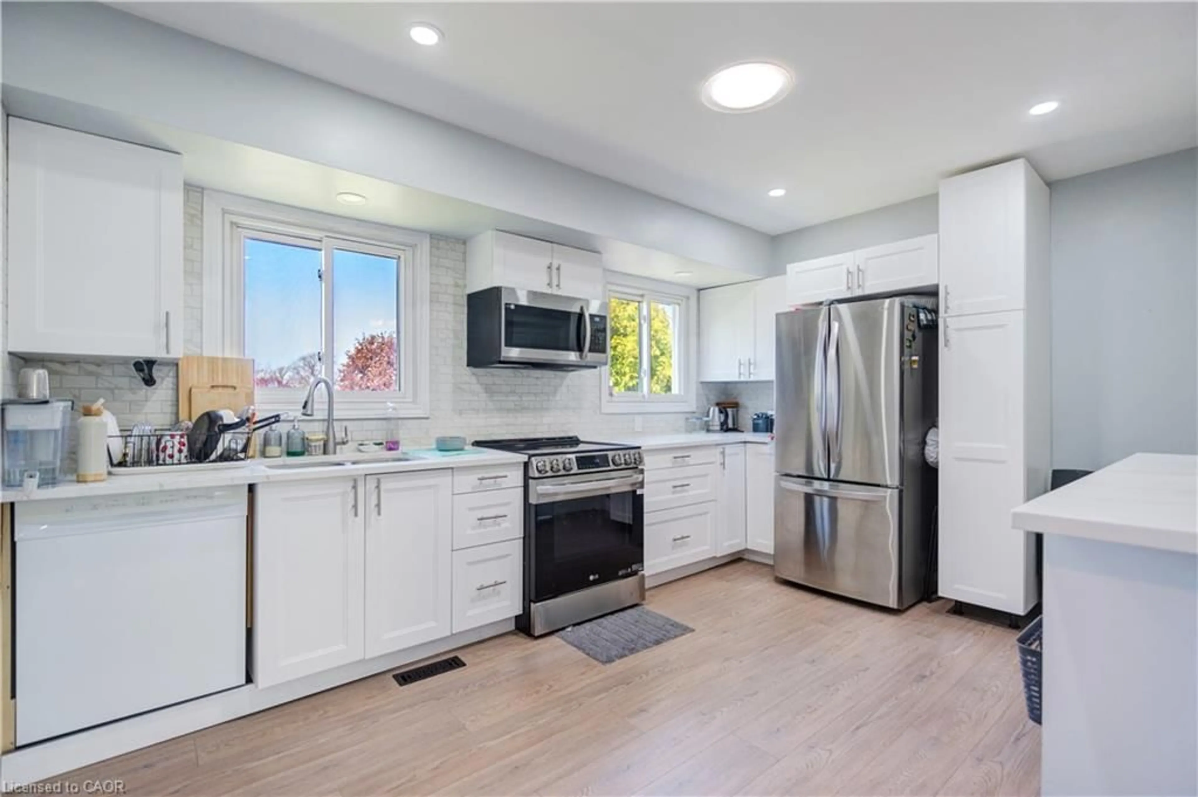 Open concept kitchen, unknown for 100 Lauris Ave, Cambridge Ontario N1R 5L4