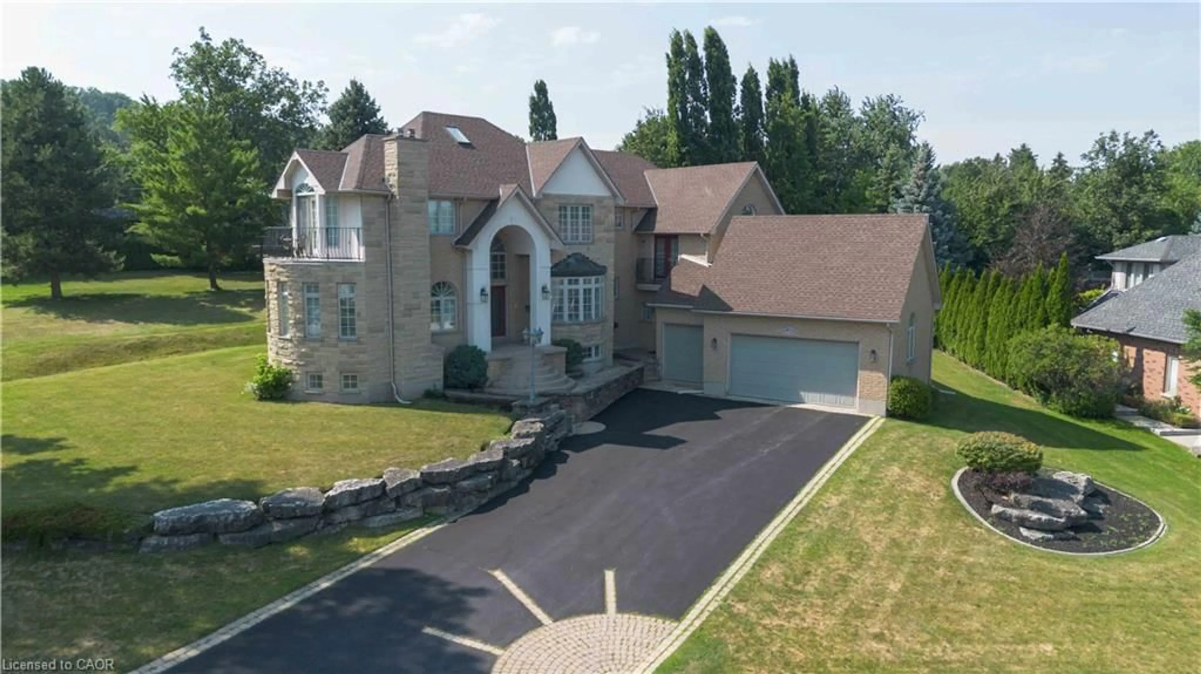 A pic from outside/outdoor area/front of a property/back of a property/a pic from drone, street for 1401 Tamworth Crt, Burlington Ontario L7P 4V3