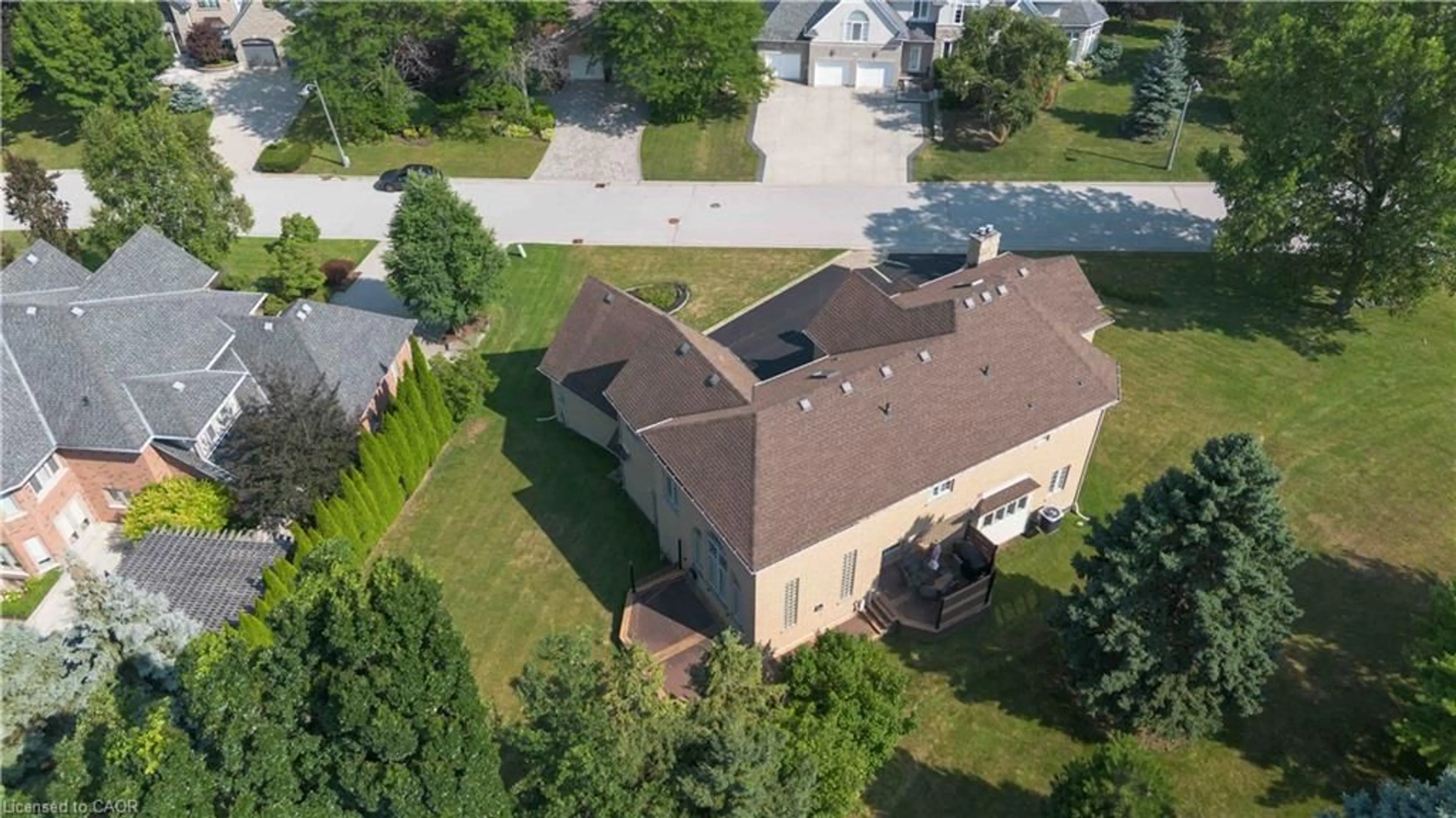 A pic from outside/outdoor area/front of a property/back of a property/a pic from drone, street for 1401 Tamworth Crt, Burlington Ontario L7P 4V3